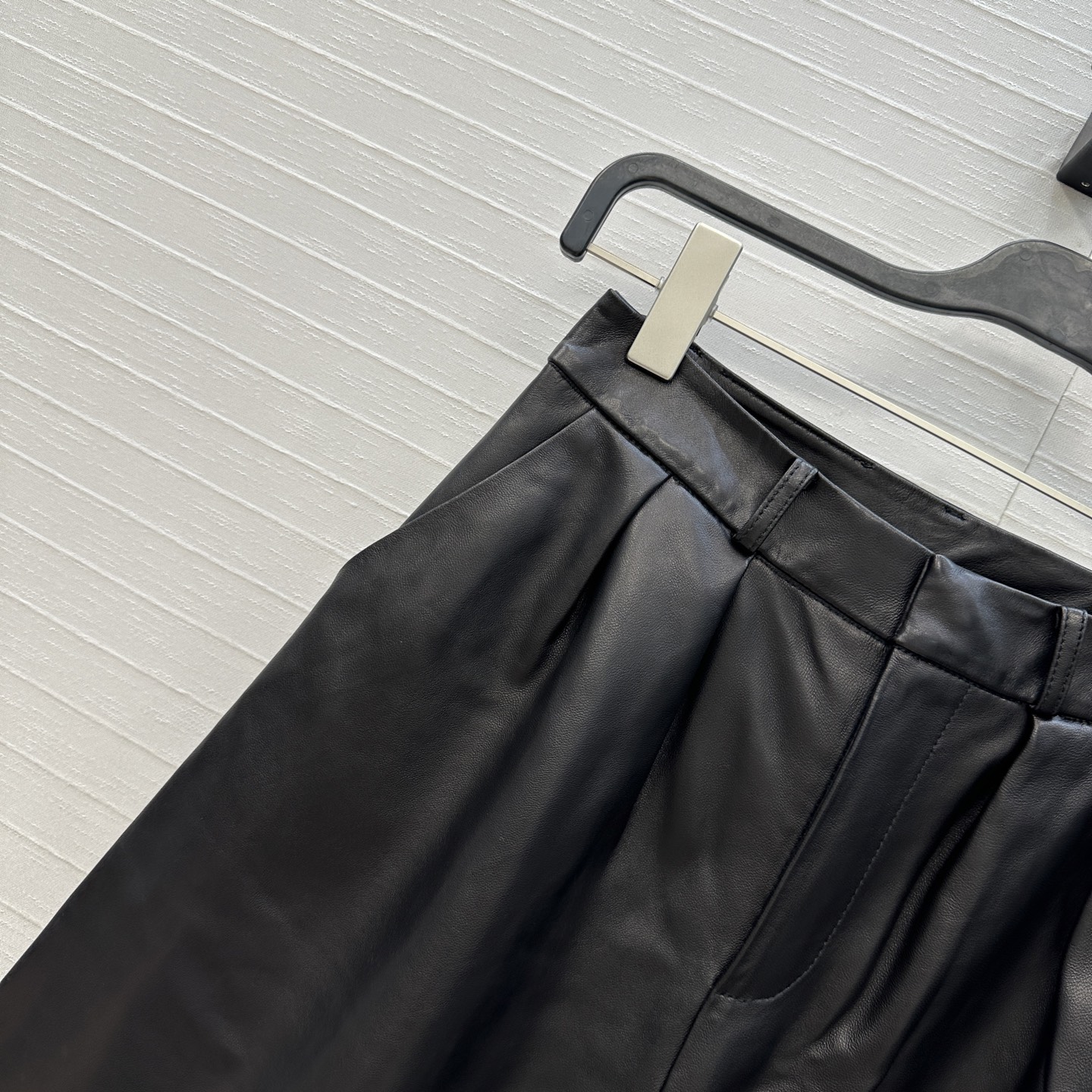 Title: High-End Women’s Leather Pants Suit with Thin Insulation Summary: Premium one-size-fits-all suit with high-quality sheep leather pants, available in four sizes. - 图片 3