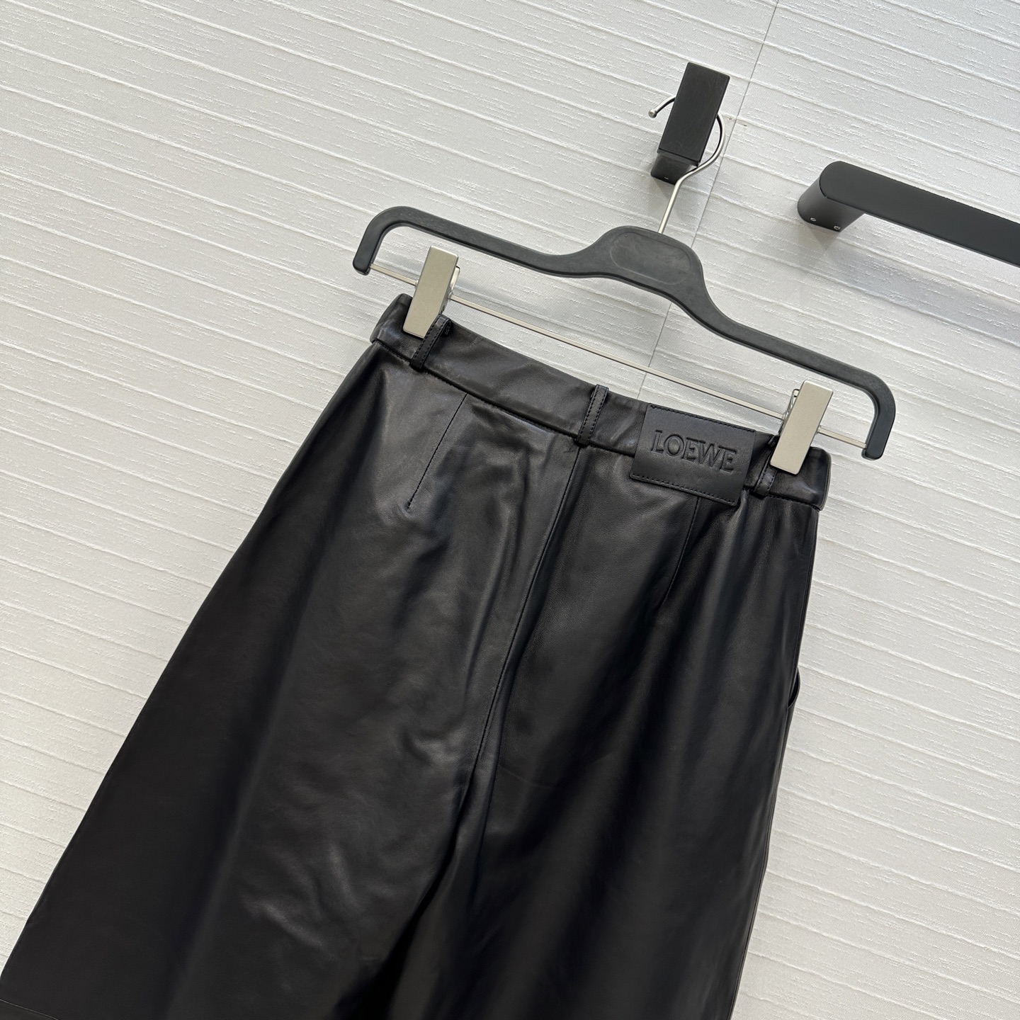 Title: High-End Women’s Leather Pants Suit with Thin Insulation Summary: Premium one-size-fits-all suit with high-quality sheep leather pants, available in four sizes. - 图片 9