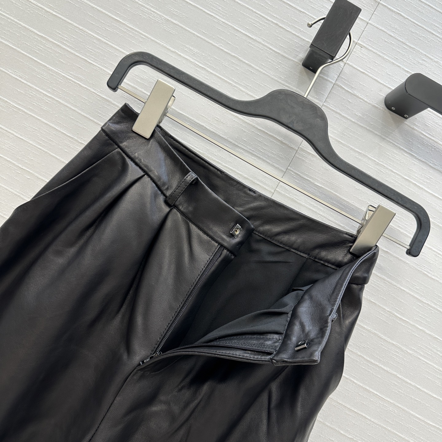 Title: High-End Women’s Leather Pants Suit with Thin Insulation Summary: Premium one-size-fits-all suit with high-quality sheep leather pants, available in four sizes. - 图片 4