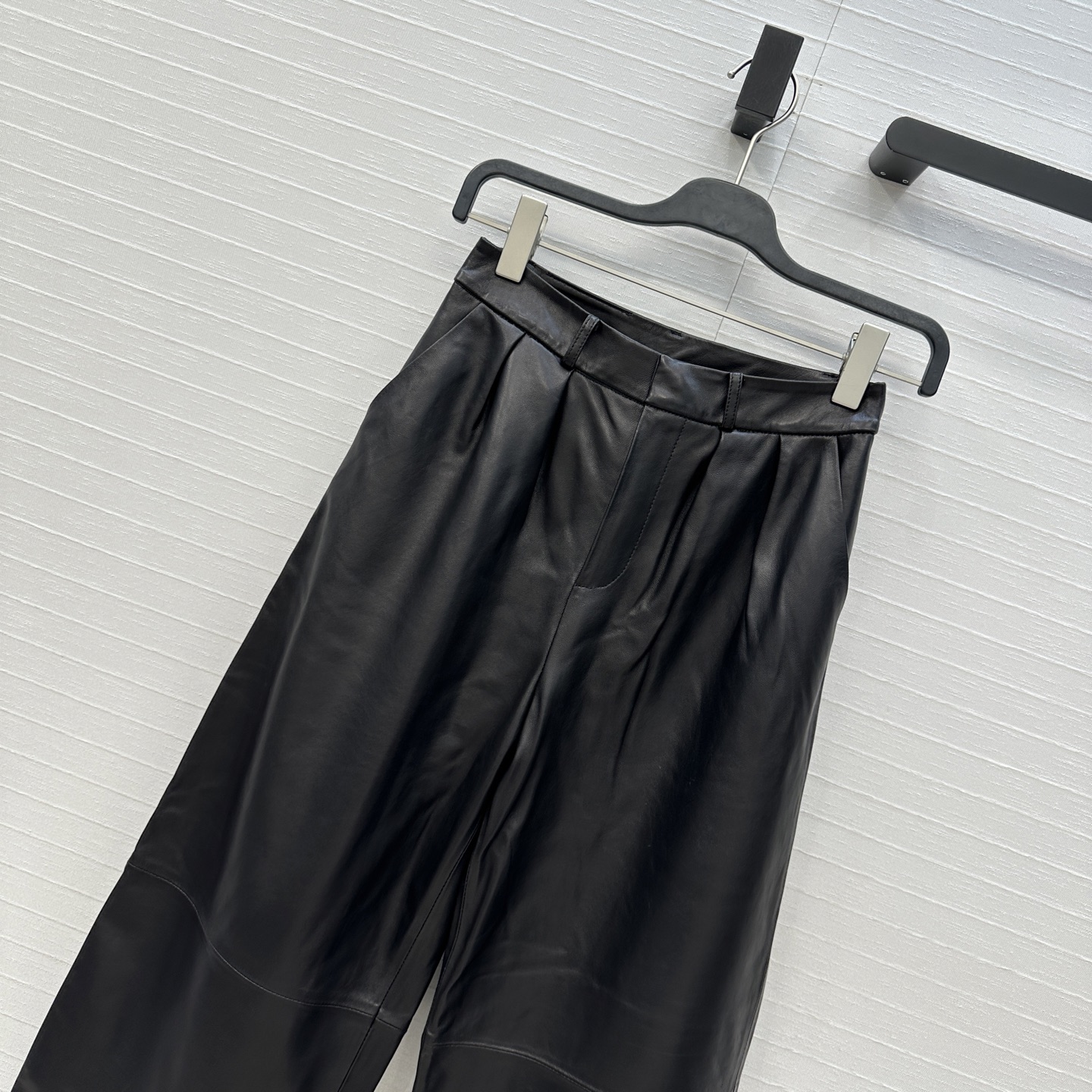 Title: High-End Women’s Leather Pants Suit with Thin Insulation Summary: Premium one-size-fits-all suit with high-quality sheep leather pants, available in four sizes. - 图片 2