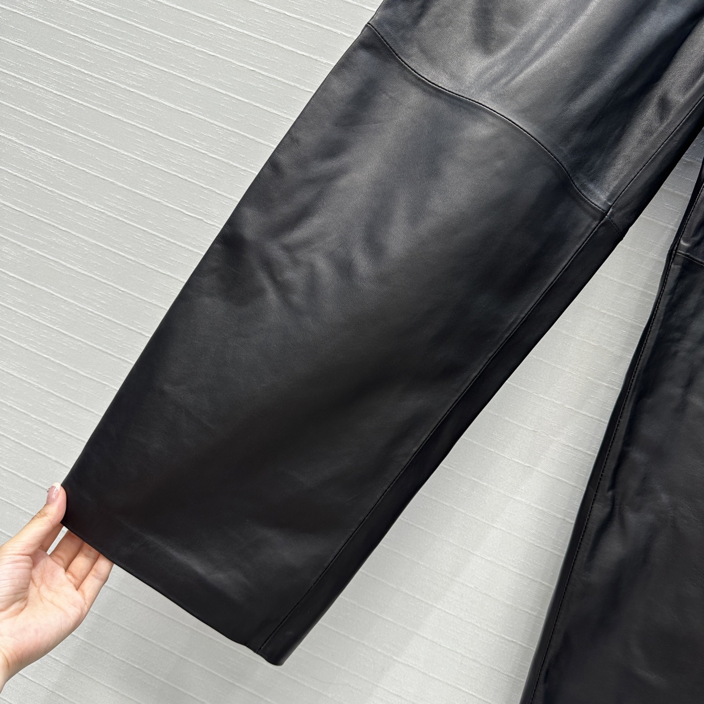 Title: High-End Women’s Leather Pants Suit with Thin Insulation Summary: Premium one-size-fits-all suit with high-quality sheep leather pants, available in four sizes. - 图片 5