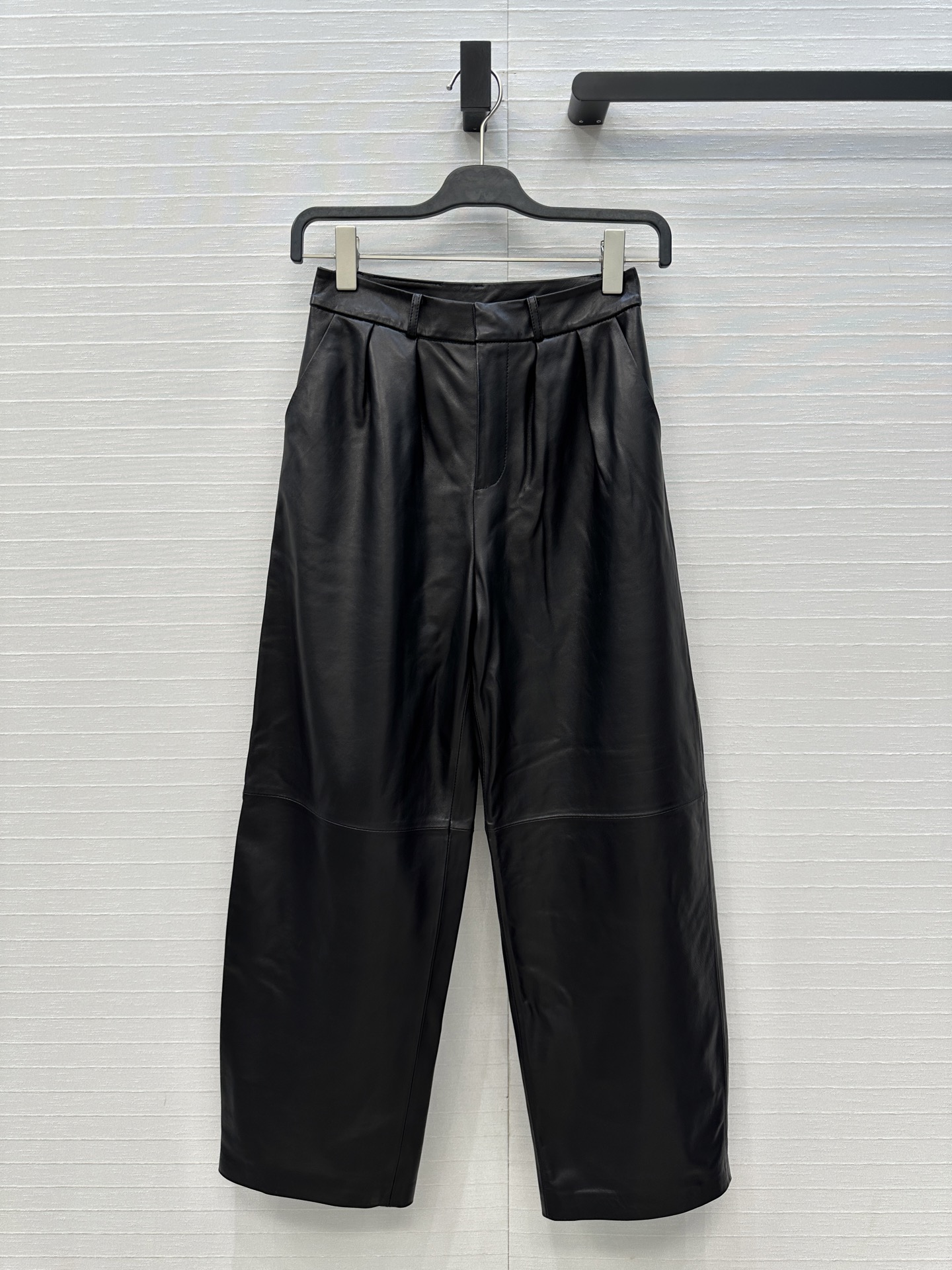 Title: High-End Women’s Leather Pants Suit with Thin Insulation Summary: Premium one-size-fits-all suit with high-quality sheep leather pants, available in four sizes. - 图片 1