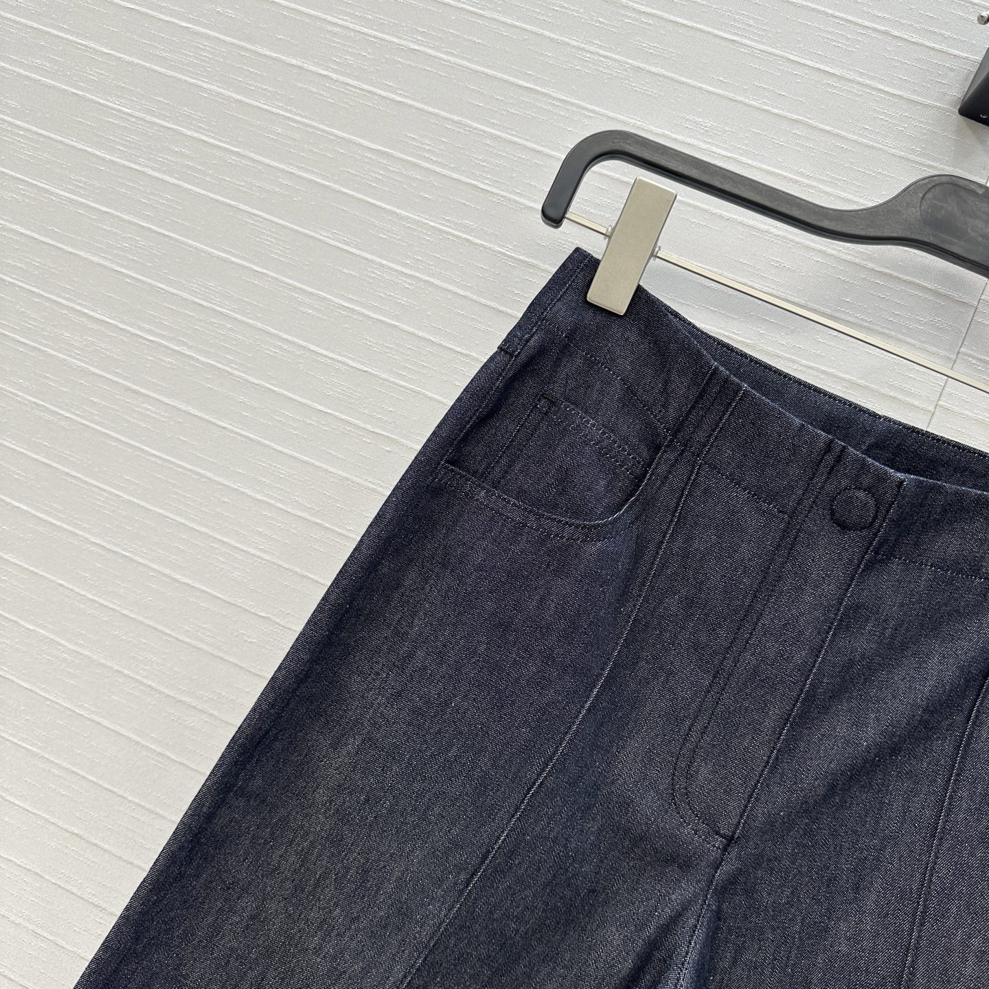 强烈推荐❤️Fen* 25新品老钱风穿搭深色牛仔长裤！利落的牙签线工艺 立体剪裁中高腰直筒阔裤版型百搭不