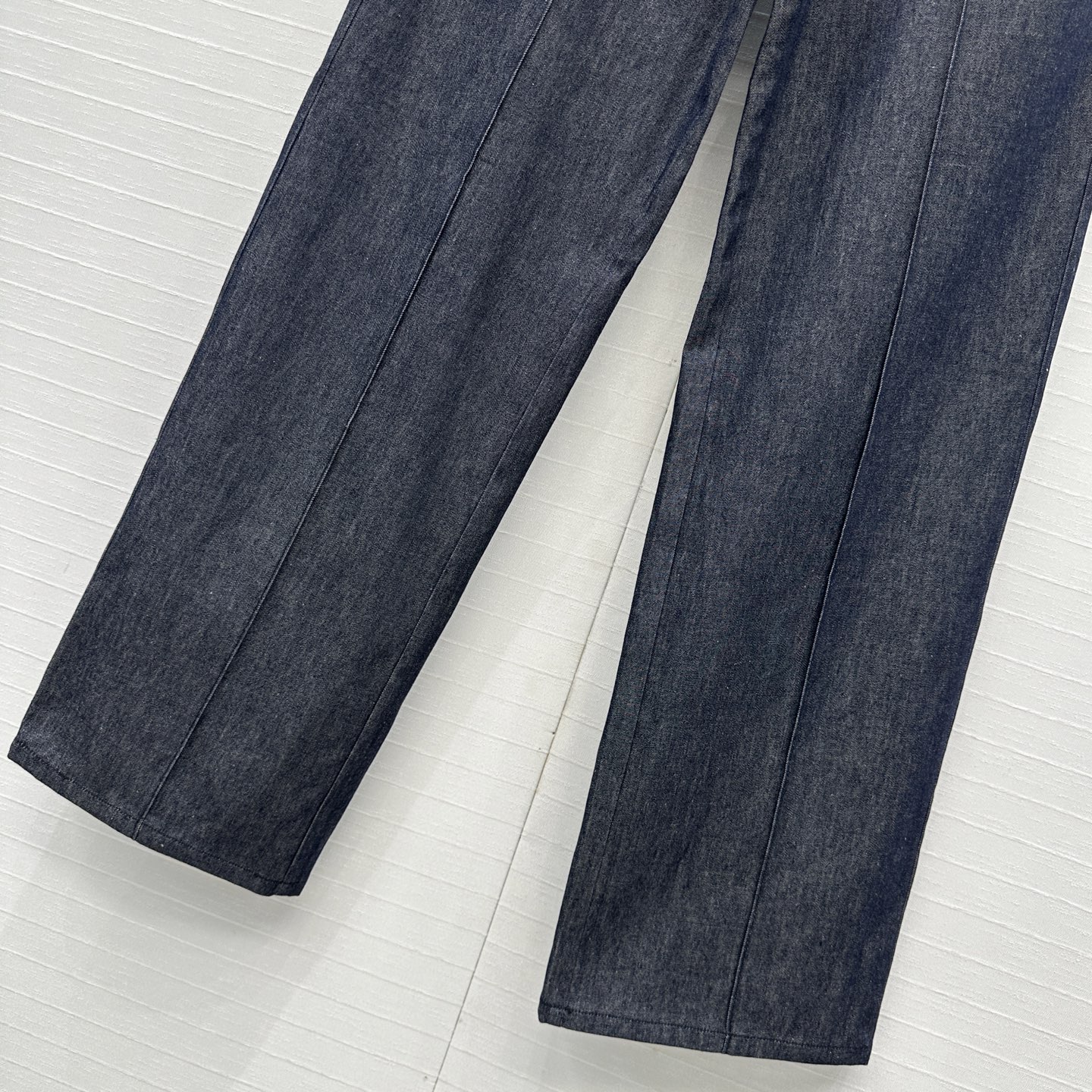 强烈推荐❤️Fen* 25新品老钱风穿搭深色牛仔长裤！利落的牙签线工艺 立体剪裁中高腰直筒阔裤版型百搭不