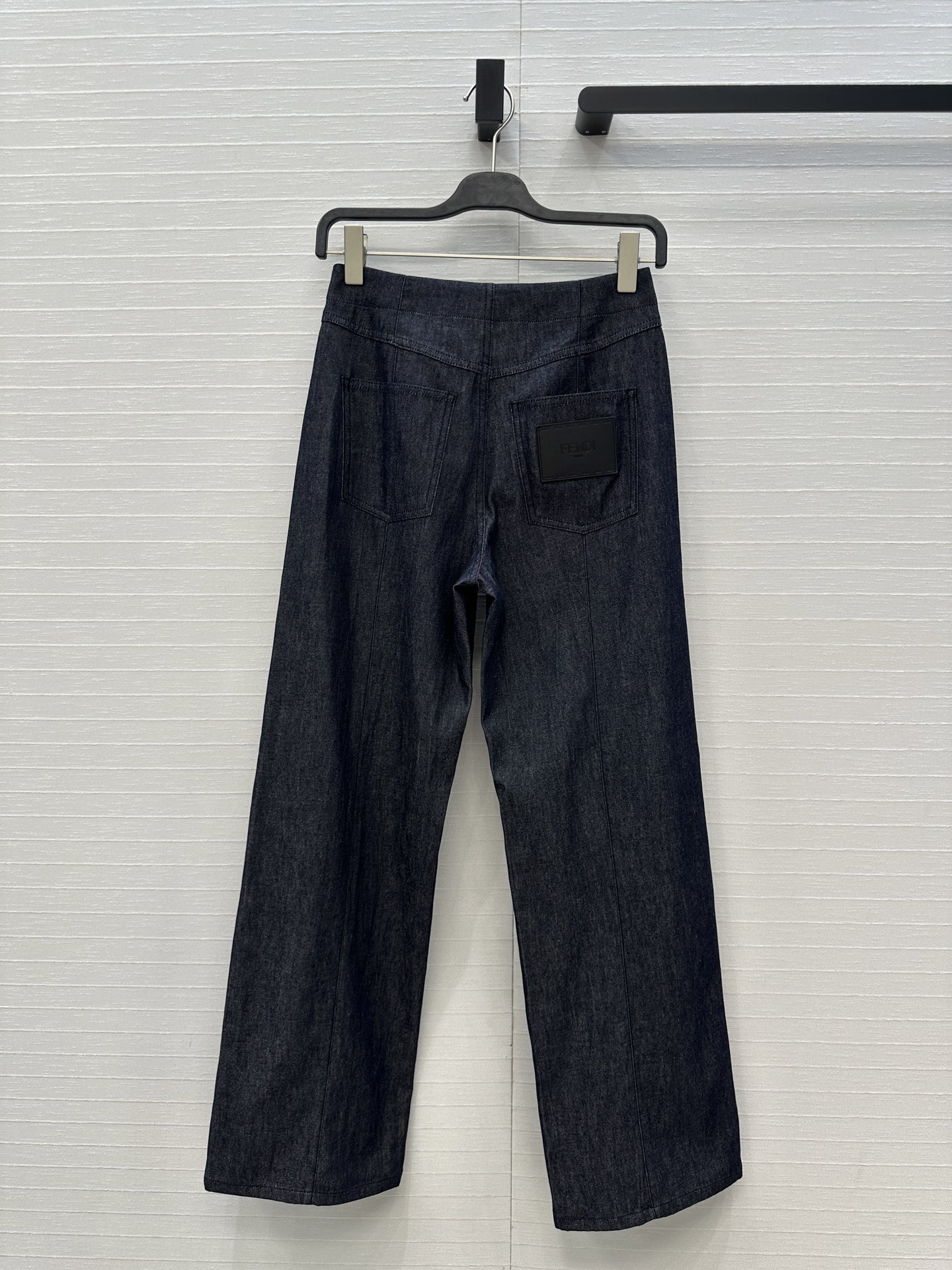 强烈推荐❤️Fen* 25新品老钱风穿搭深色牛仔长裤！利落的牙签线工艺 立体剪裁中高腰直筒阔裤版型百搭不