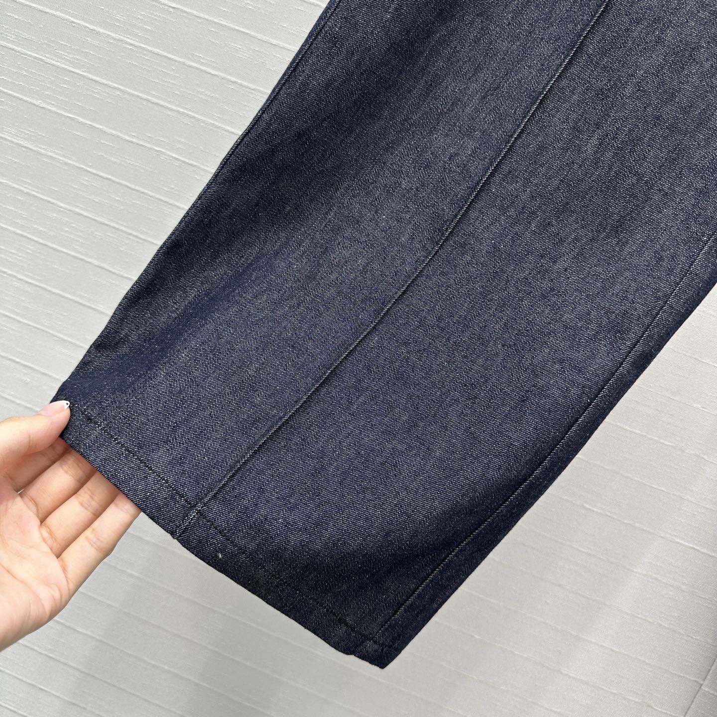 强烈推荐❤️Fen* 25新品老钱风穿搭深色牛仔长裤！利落的牙签线工艺 立体剪裁中高腰直筒阔裤版型百搭不