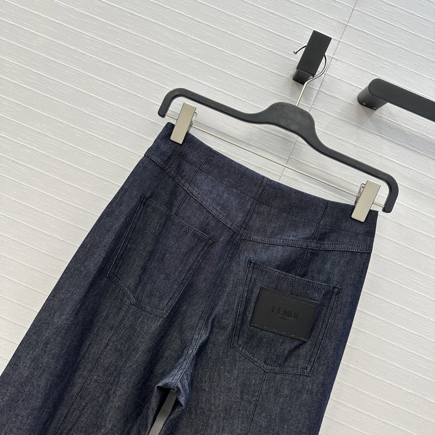 强烈推荐❤️Fen* 25新品老钱风穿搭深色牛仔长裤！利落的牙签线工艺 立体剪裁中高腰直筒阔裤版型百搭不