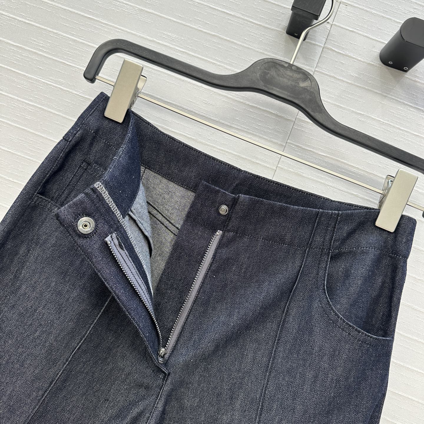 强烈推荐❤️Fen* 25新品老钱风穿搭深色牛仔长裤！利落的牙签线工艺 立体剪裁中高腰直筒阔裤版型百搭不