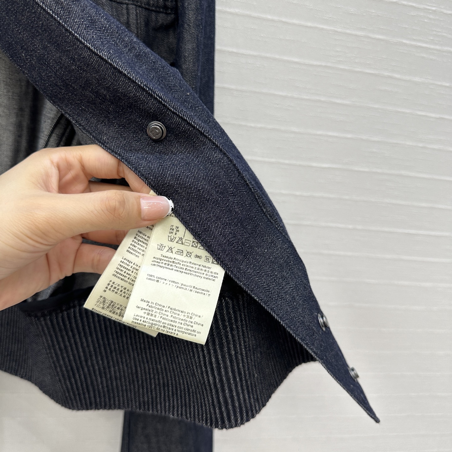 强烈推荐❤️Fen* 25新品老钱风穿搭深色牛仔夹克外套，打揽束腰工艺，经典翻领小短款版型百搭不挑人，上