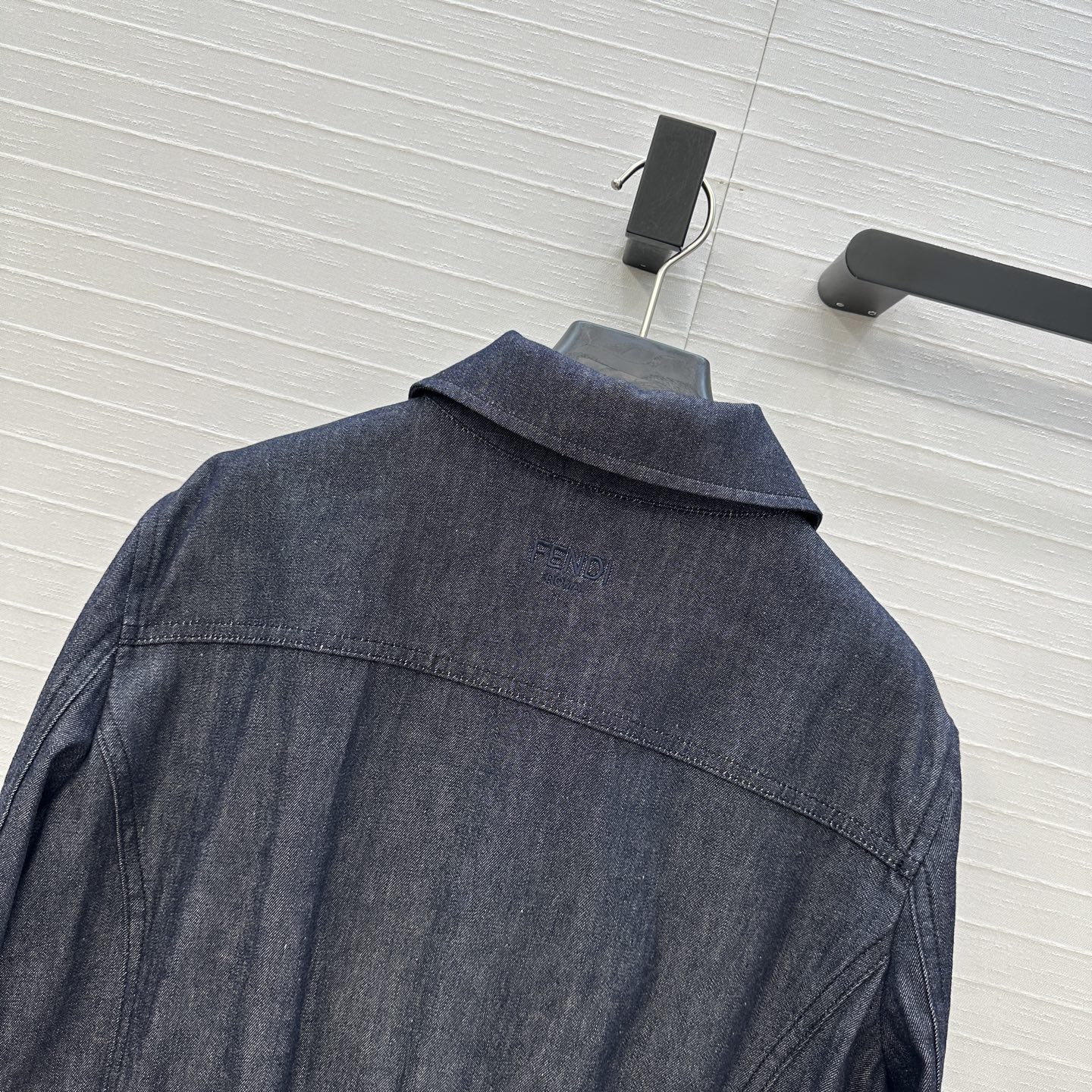 强烈推荐❤️Fen* 25新品老钱风穿搭深色牛仔夹克外套，打揽束腰工艺，经典翻领小短款版型百搭不挑人，上