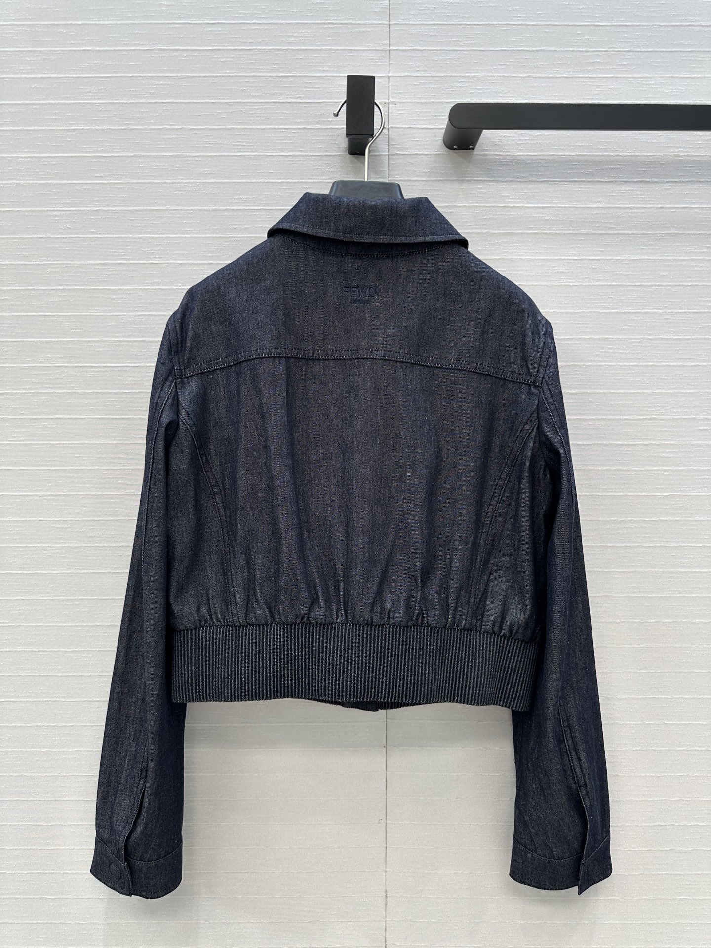 强烈推荐❤️Fen* 25新品老钱风穿搭深色牛仔夹克外套，打揽束腰工艺，经典翻领小短款版型百搭不挑人，上