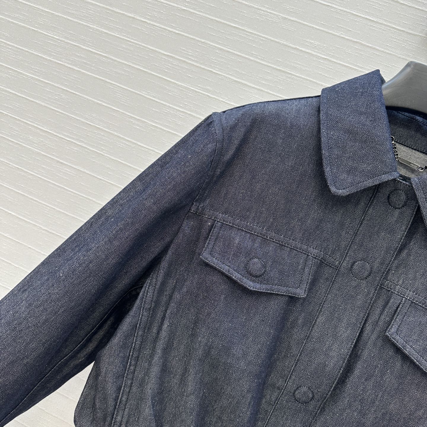 强烈推荐❤️Fen* 25新品老钱风穿搭深色牛仔夹克外套，打揽束腰工艺，经典翻领小短款版型百搭不挑人，上