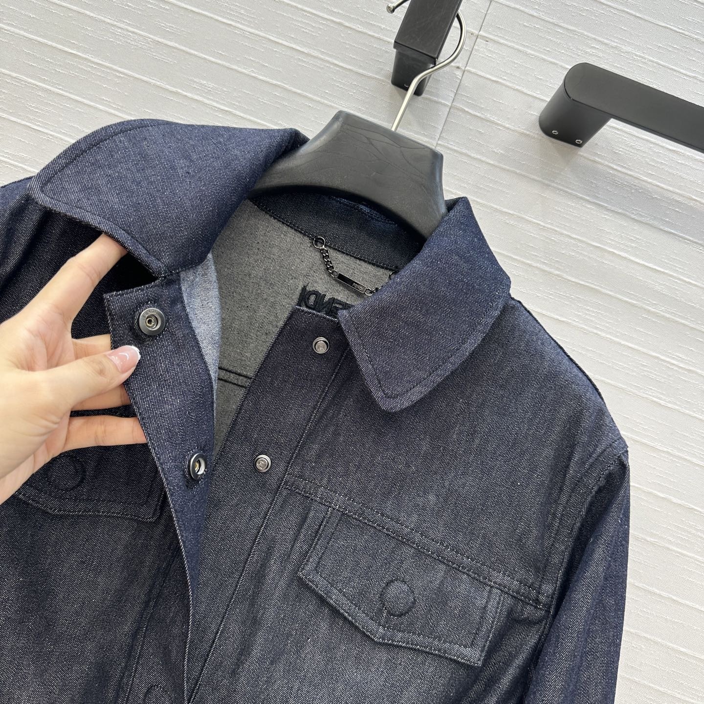 强烈推荐❤️Fen* 25新品老钱风穿搭深色牛仔夹克外套，打揽束腰工艺，经典翻领小短款版型百搭不挑人，上