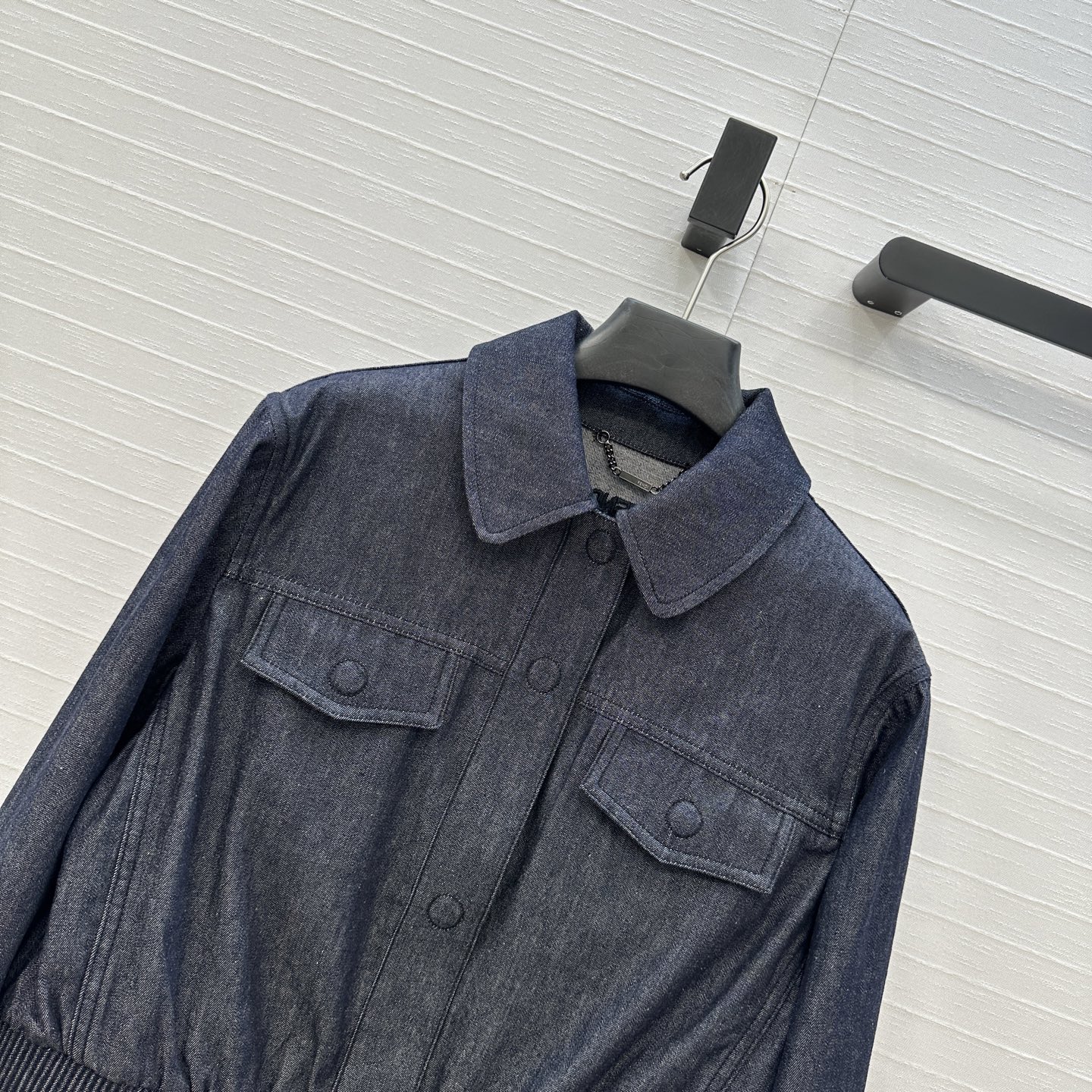 强烈推荐❤️Fen* 25新品老钱风穿搭深色牛仔夹克外套，打揽束腰工艺，经典翻领小短款版型百搭不挑人，上