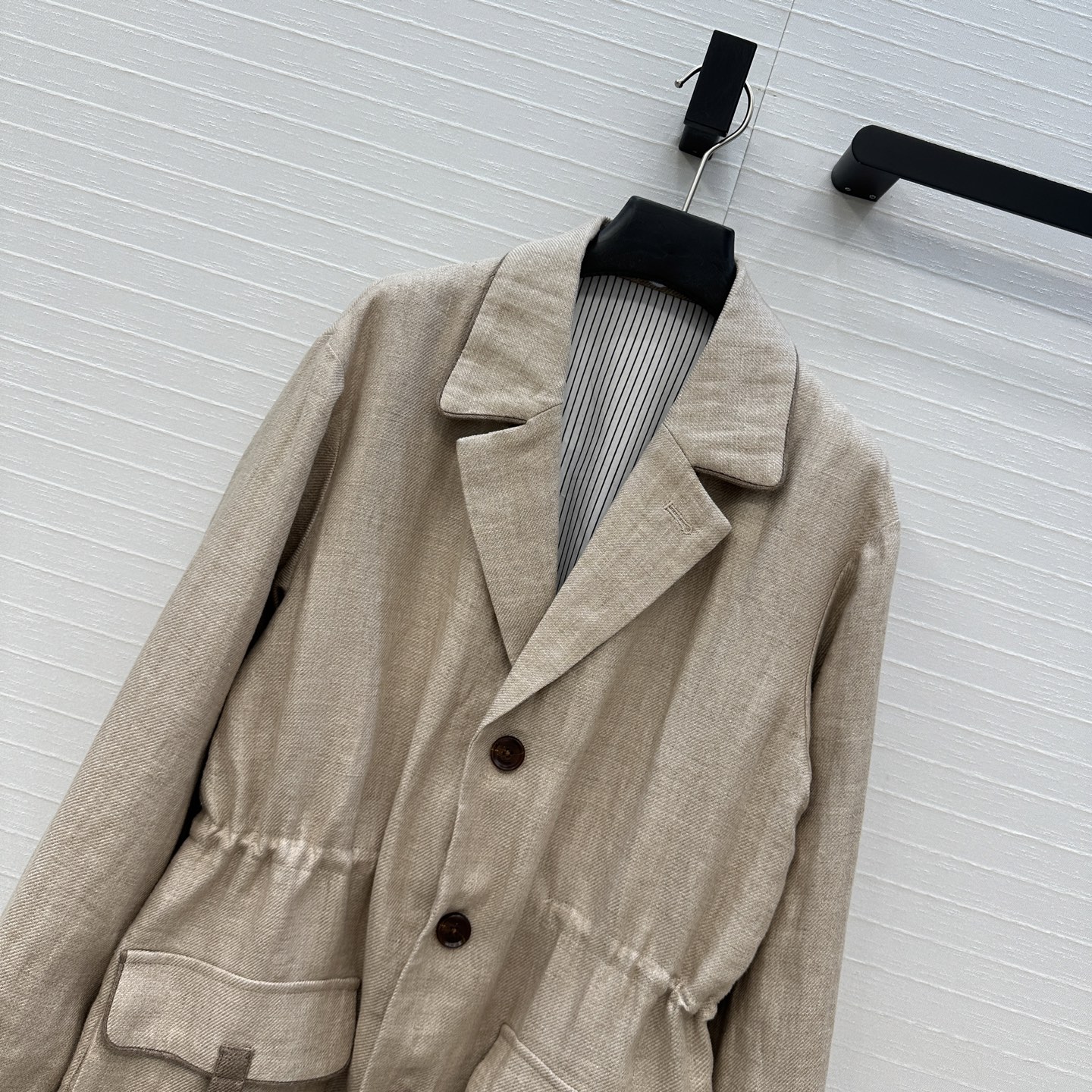 强烈推荐❤️Loro piana新品猎装亚麻夹克外套，英式老钱风穿搭，后背与手肘加褶设计提升舒适度，可调