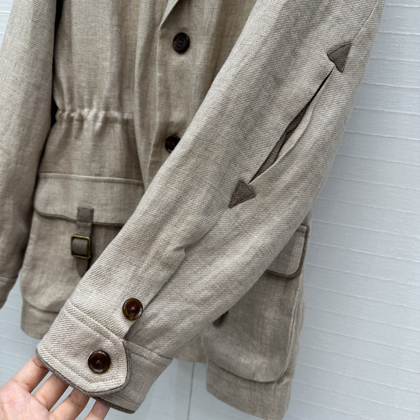 强烈推荐❤️Loro piana新品猎装亚麻夹克外套，英式老钱风穿搭，后背与手肘加褶设计提升舒适度，可调