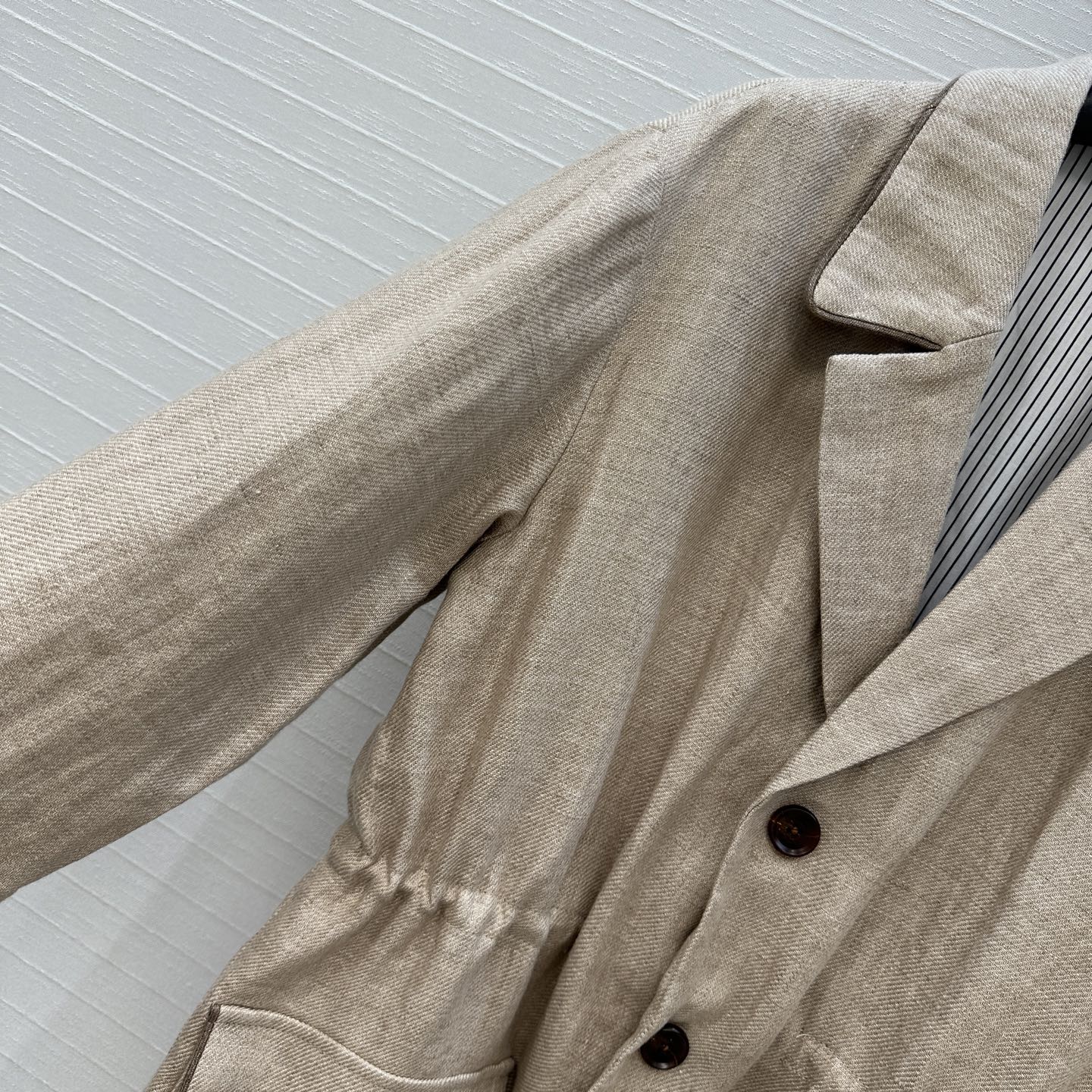 强烈推荐❤️Loro piana新品猎装亚麻夹克外套，英式老钱风穿搭，后背与手肘加褶设计提升舒适度，可调