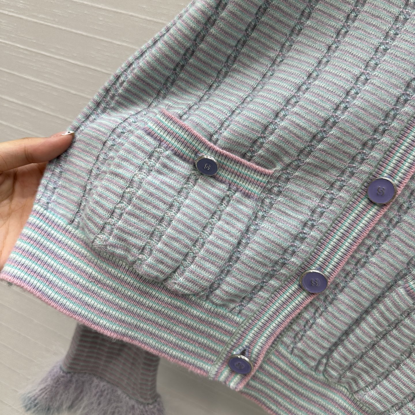 独家首发❤️高端原单品质，Cha *25B新品！白月光粉蓝色针织圆领小开衫，公主风毛绒装饰荷叶边袖口设计