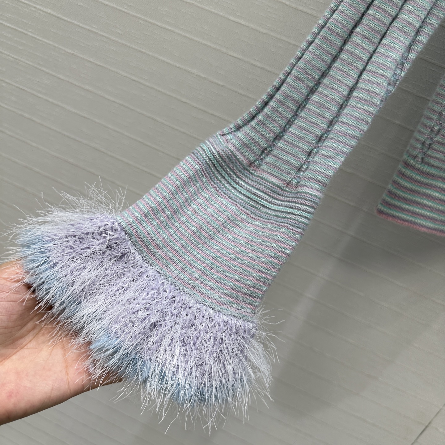 独家首发❤️高端原单品质，Cha *25B新品！白月光粉蓝色针织圆领小开衫，公主风毛绒装饰荷叶边袖口设计