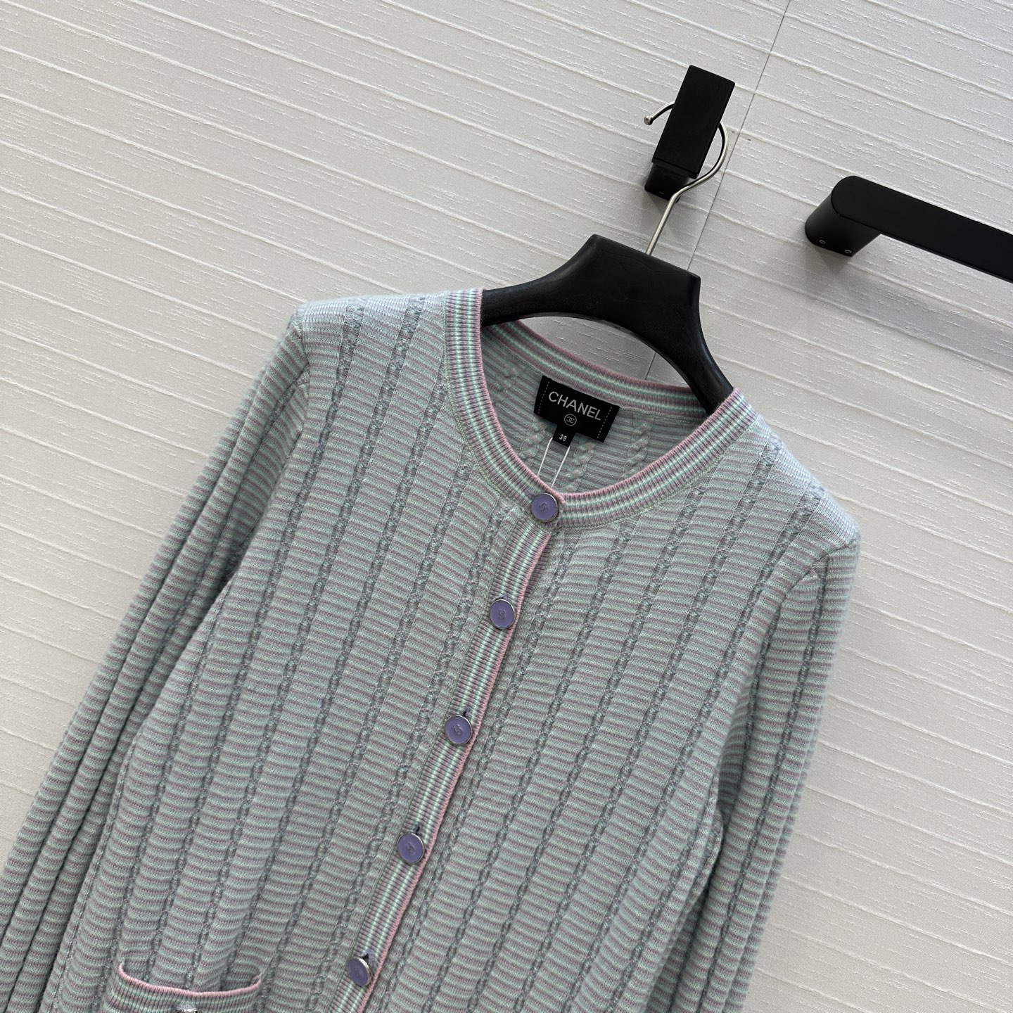 独家首发❤️高端原单品质，Cha *25B新品！白月光粉蓝色针织圆领小开衫，公主风毛绒装饰荷叶边袖口设计