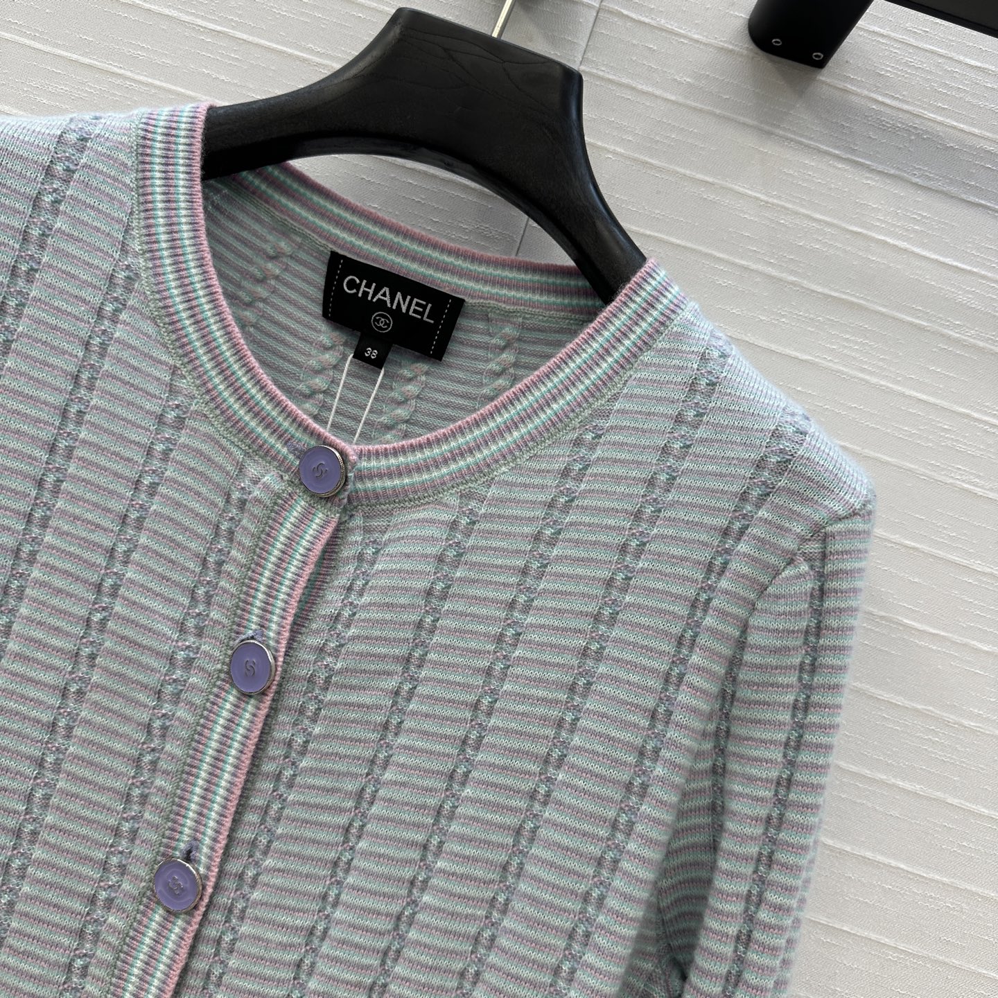 独家首发❤️高端原单品质，Cha *25B新品！白月光粉蓝色针织圆领小开衫，公主风毛绒装饰荷叶边袖口设计