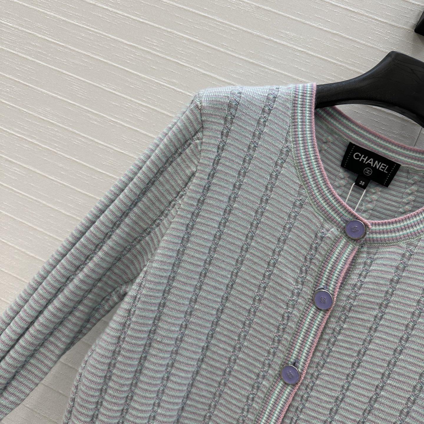 独家首发❤️高端原单品质，Cha *25B新品！白月光粉蓝色针织圆领小开衫，公主风毛绒装饰荷叶边袖口设计