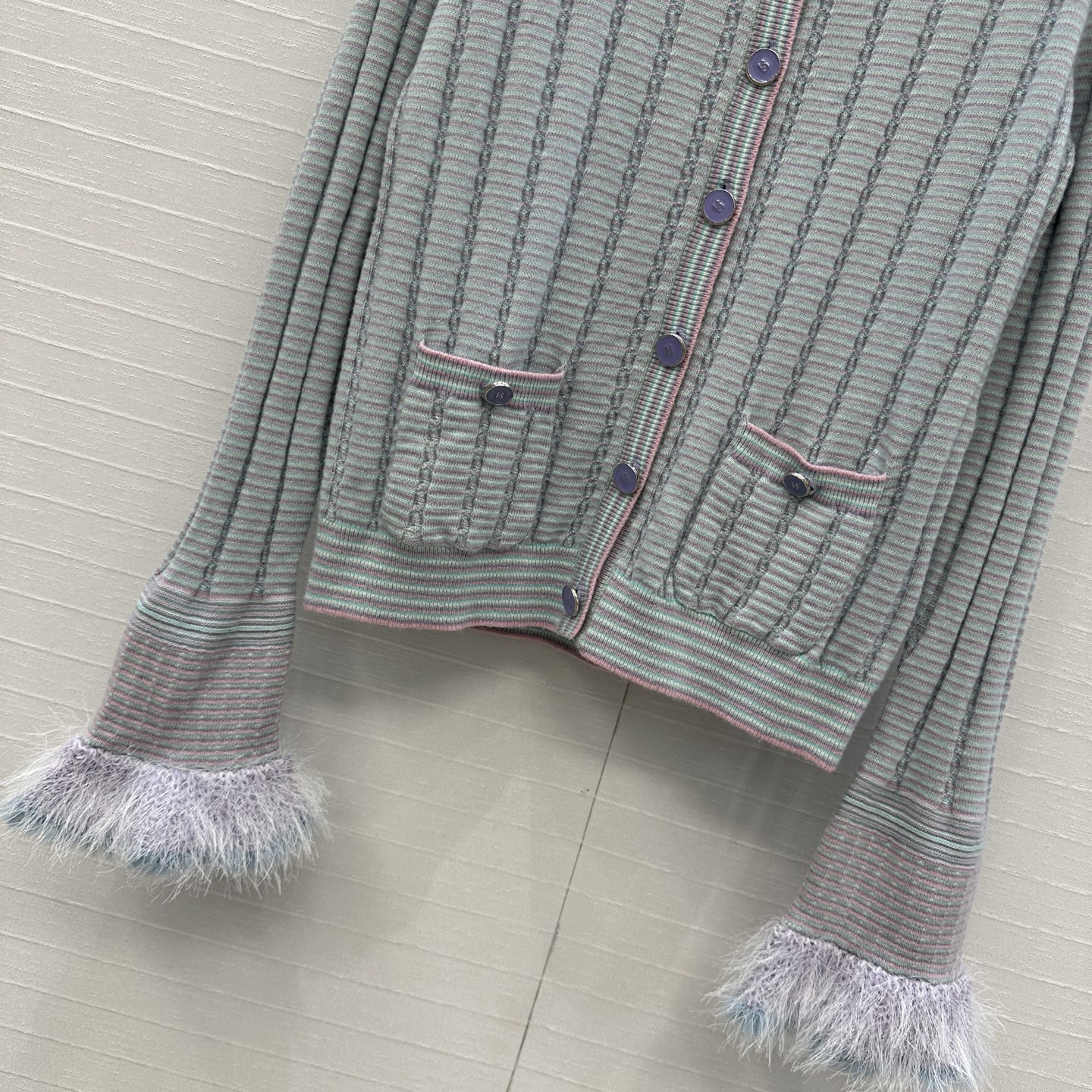 独家首发❤️高端原单品质，Cha *25B新品！白月光粉蓝色针织圆领小开衫，公主风毛绒装饰荷叶边袖口设计