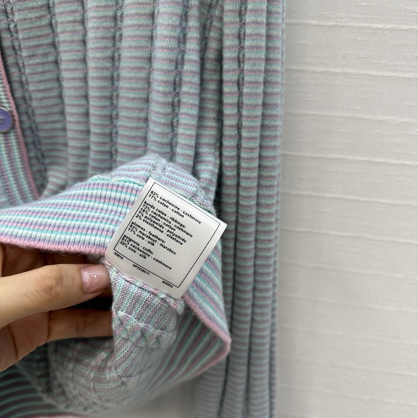 独家首发❤️高端原单品质，Cha *25B新品！白月光粉蓝色针织圆领小开衫，公主风毛绒装饰荷叶边袖口设计