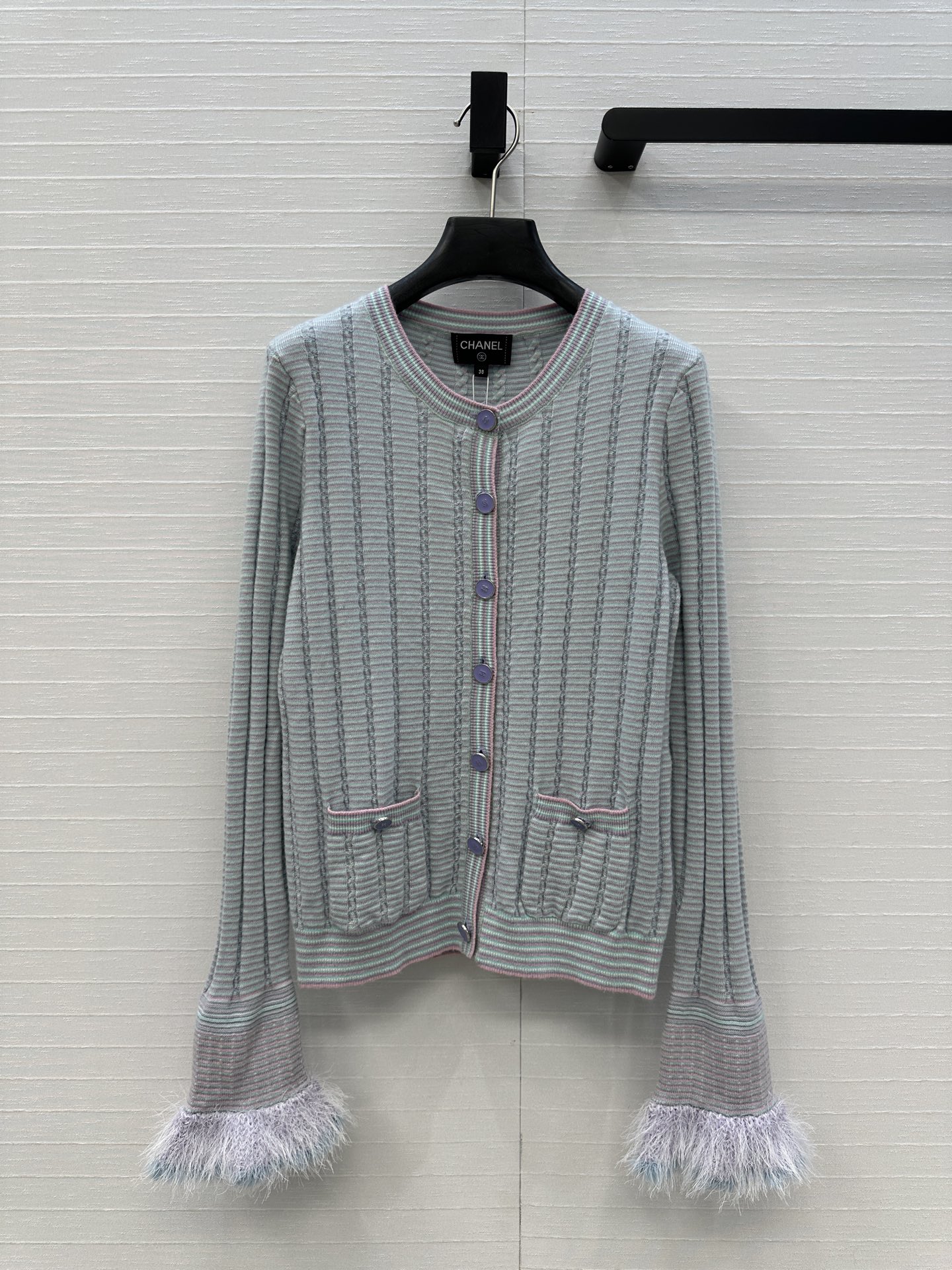 独家首发❤️高端原单品质，Cha *25B新品！白月光粉蓝色针织圆领小开衫，公主风毛绒装饰荷叶边袖口设计