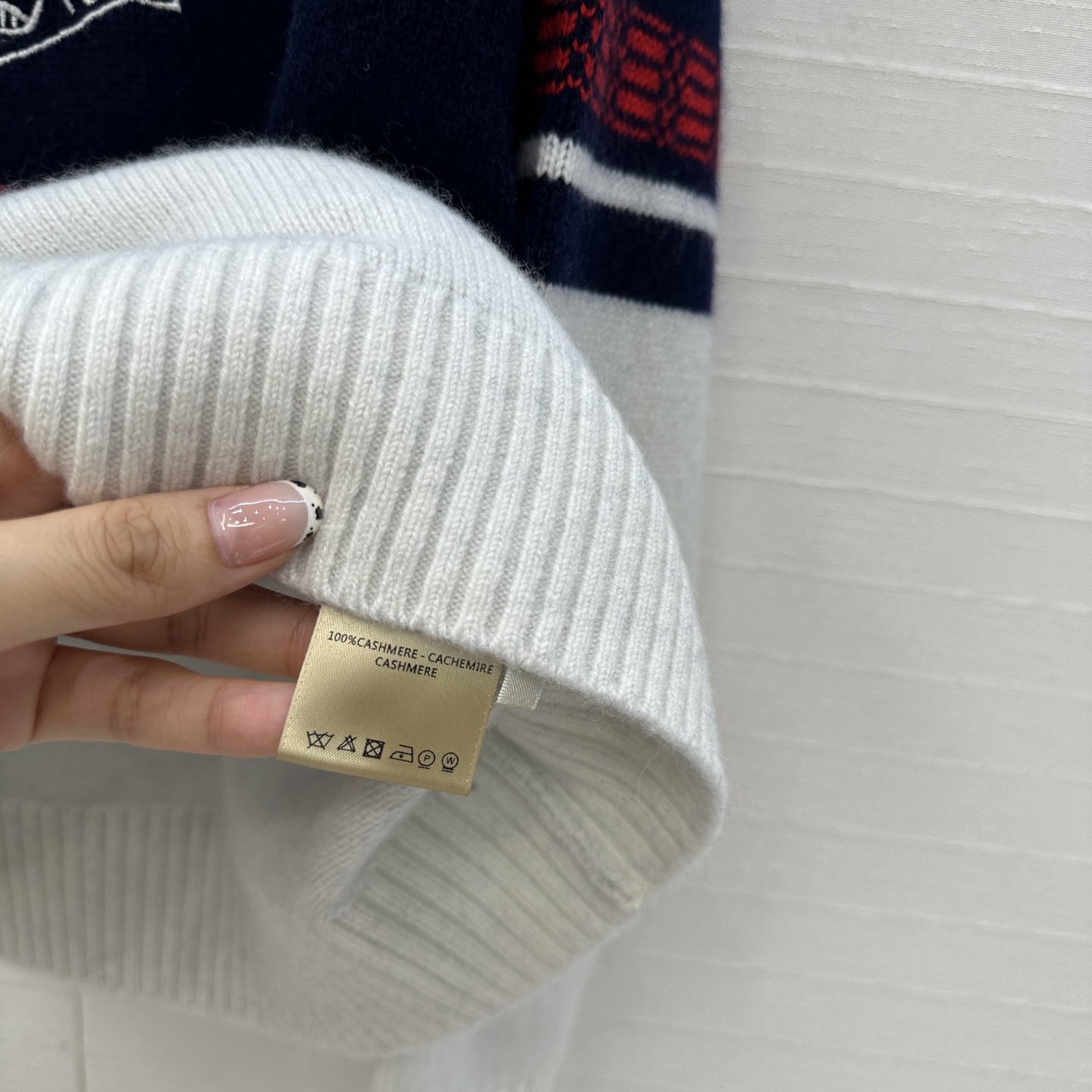 原单品质❤️RL*25新品英伦贵族风刺绣徽章羊绒针织衫，进口纱线瑞士机织工艺打造低调奢华的高级感！版型气