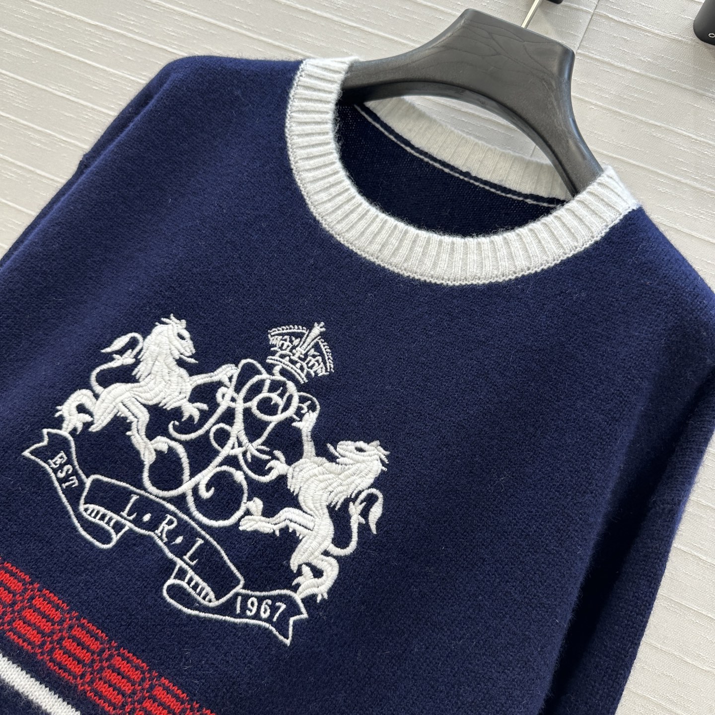原单品质❤️RL*25新品英伦贵族风刺绣徽章羊绒针织衫，进口纱线瑞士机织工艺打造低调奢华的高级感！版型气