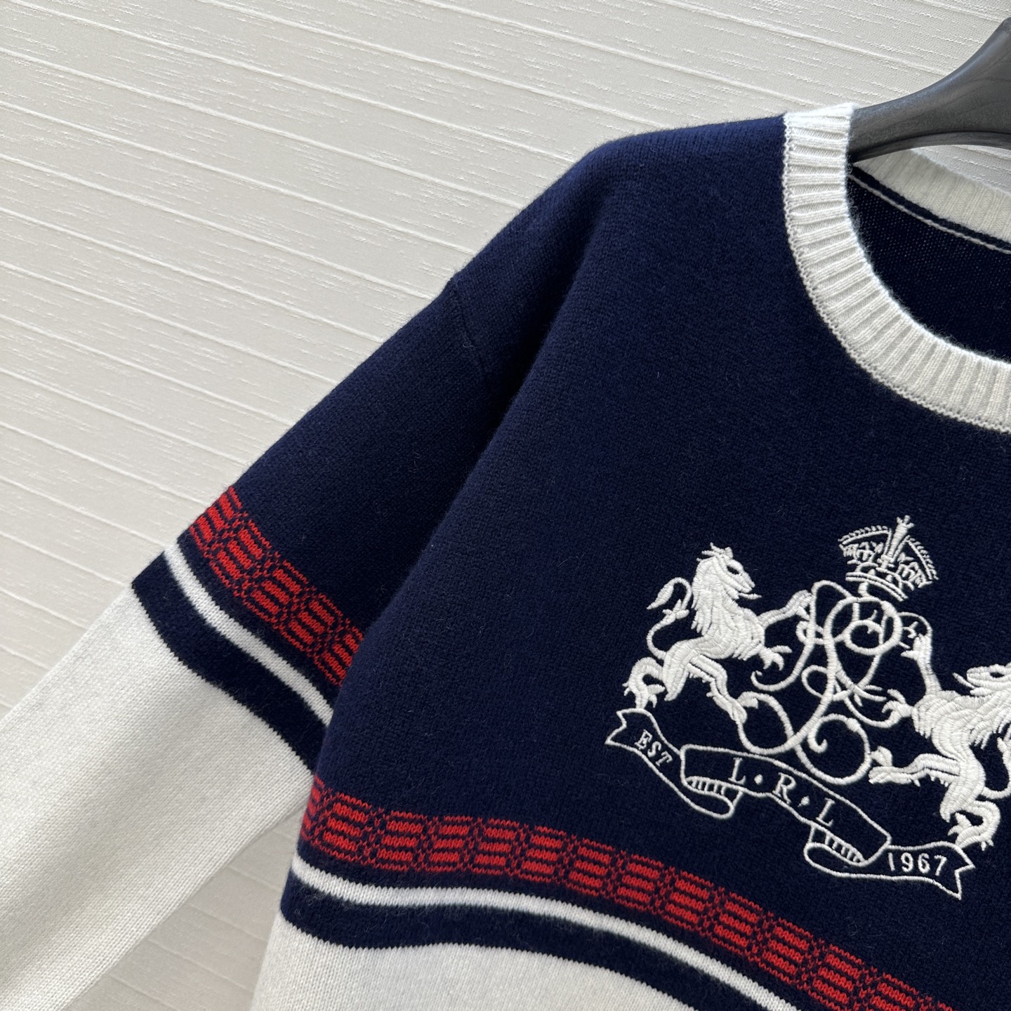 原单品质❤️RL*25新品英伦贵族风刺绣徽章羊绒针织衫，进口纱线瑞士机织工艺打造低调奢华的高级感！版型气