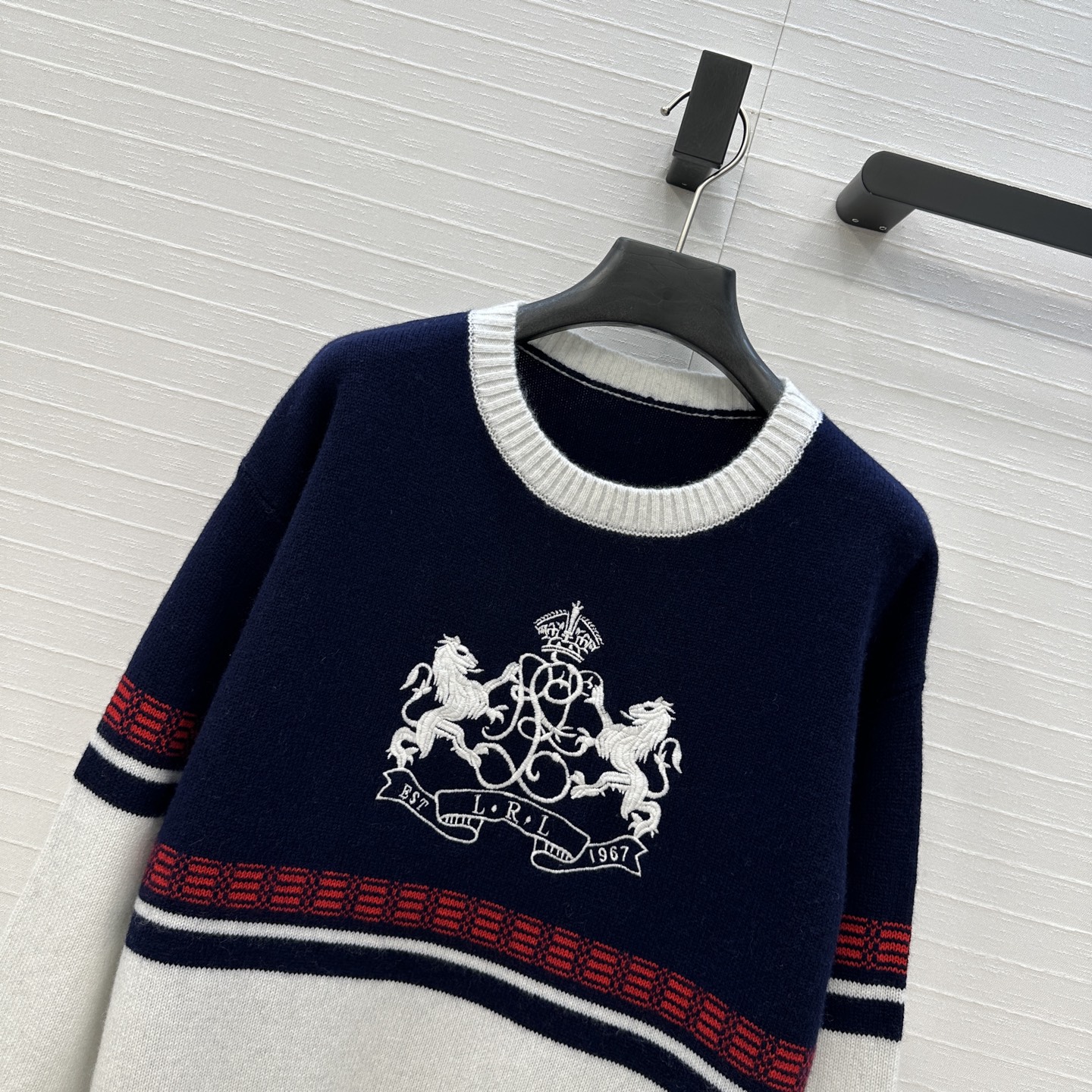 原单品质❤️RL*25新品英伦贵族风刺绣徽章羊绒针织衫，进口纱线瑞士机织工艺打造低调奢华的高级感！版型气