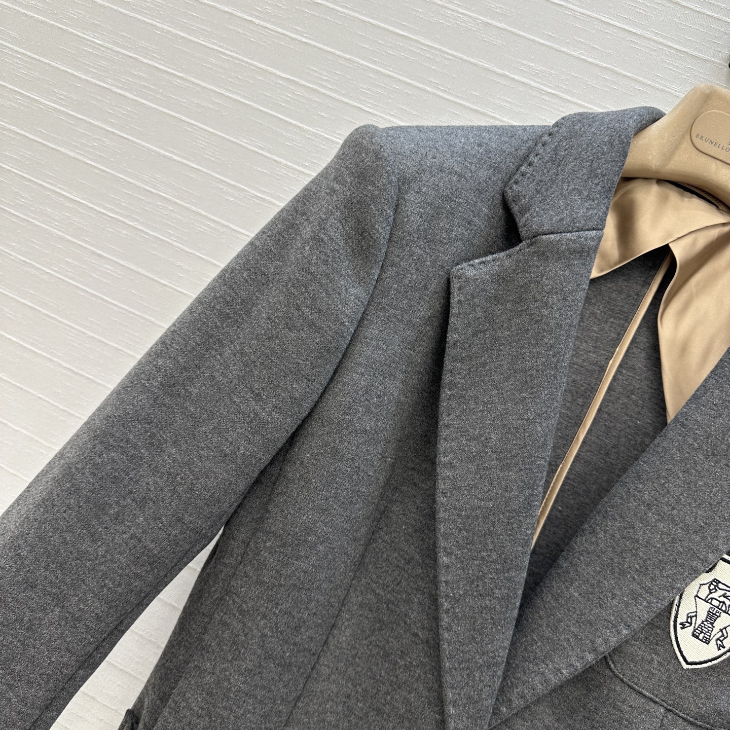 强烈推荐❤️Bc 25早秋新品网球系列 徽章贴绣西装外套，后领铜链装饰经典H微收腰版型休闲通勤设计奢华不