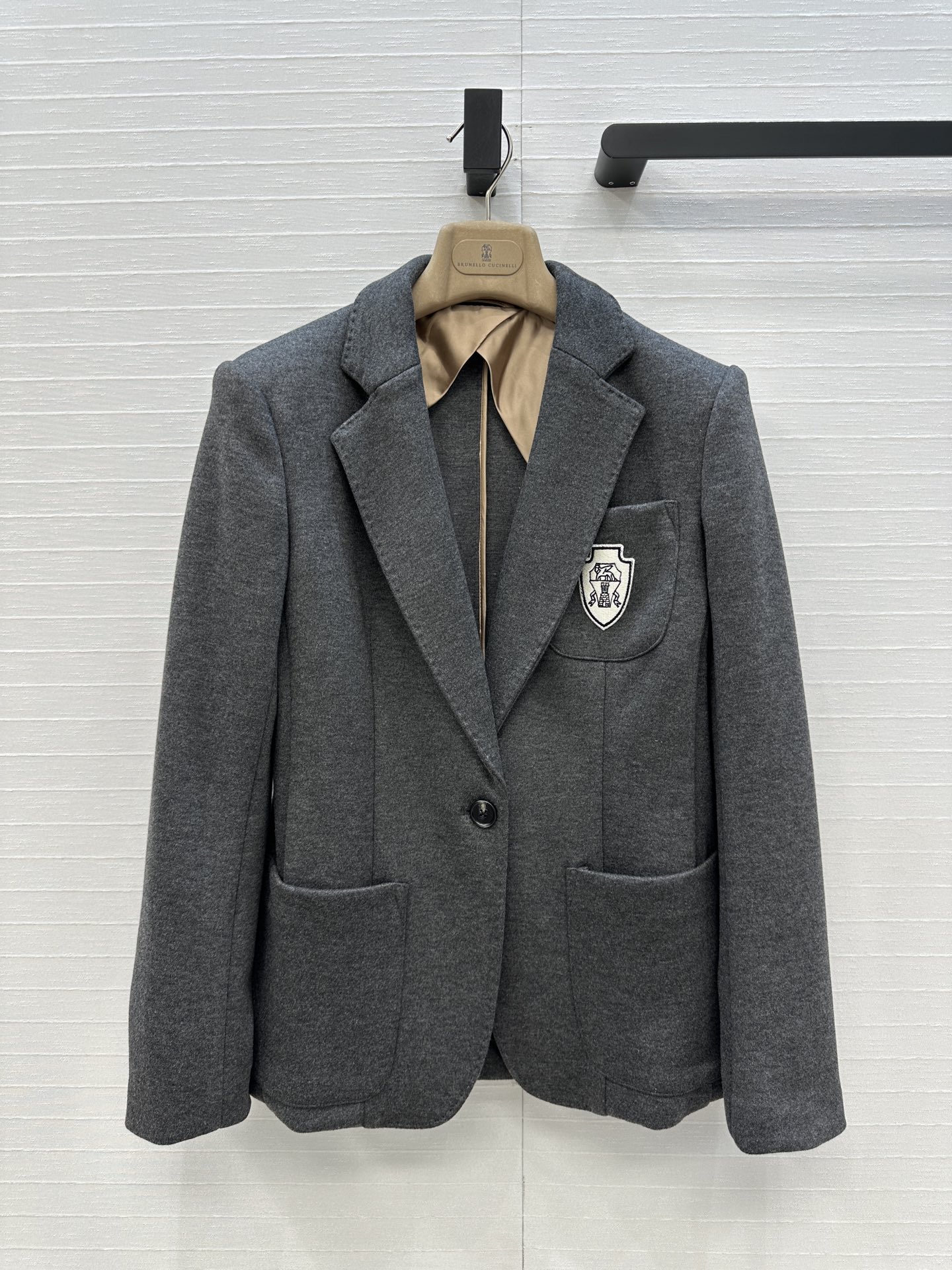 强烈推荐❤️Bc 25早秋新品网球系列 徽章贴绣西装外套，后领铜链装饰经典H微收腰版型休闲通勤设计奢华不