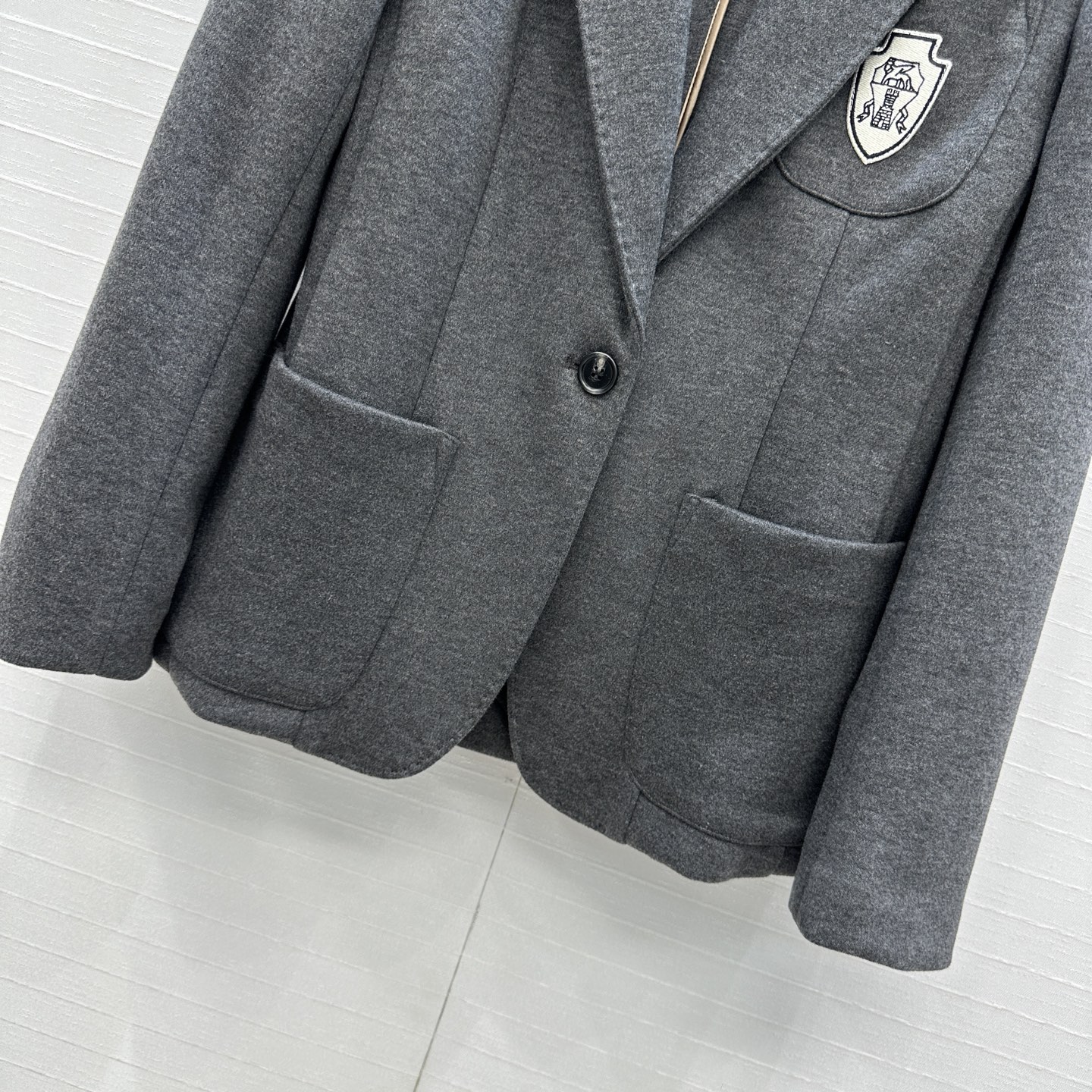 强烈推荐❤️Bc 25早秋新品网球系列 徽章贴绣西装外套，后领铜链装饰经典H微收腰版型休闲通勤设计奢华不