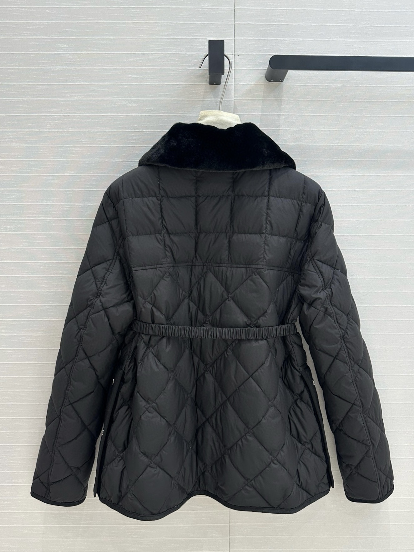 独家首发❤️代购爆款Monc*秋冬新品，菱形绗缝轻薄款羽绒服外套，毛领可拆卸。经典H版型演绎秋冬叠搭造型