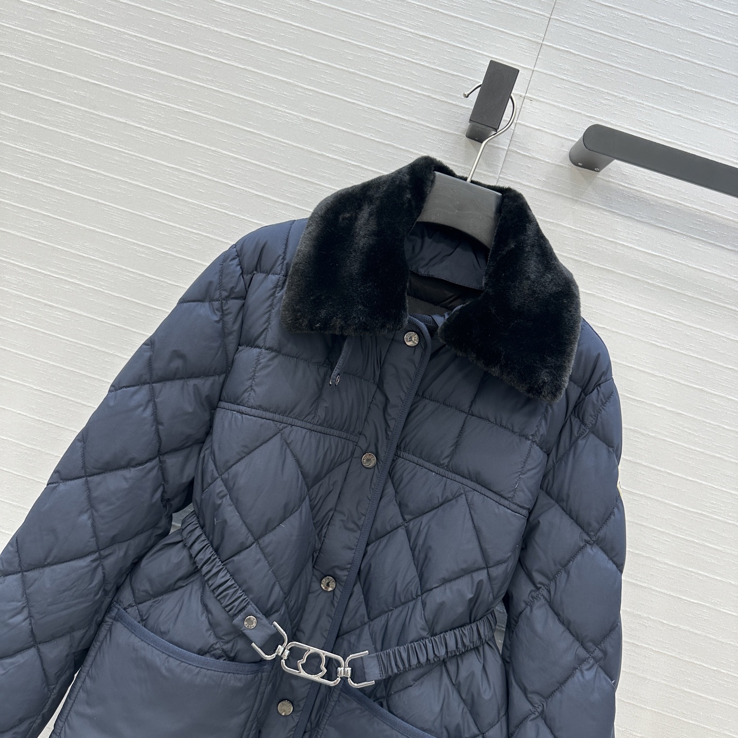 独家首发❤️代购爆款Monc*秋冬新品，菱形绗缝轻薄款羽绒服外套，毛领可拆卸。经典H版型演绎秋冬叠搭造型