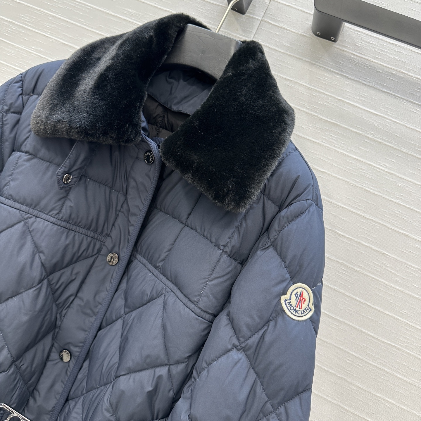 独家首发❤️代购爆款Monc*秋冬新品，菱形绗缝轻薄款羽绒服外套，毛领可拆卸。经典H版型演绎秋冬叠搭造型