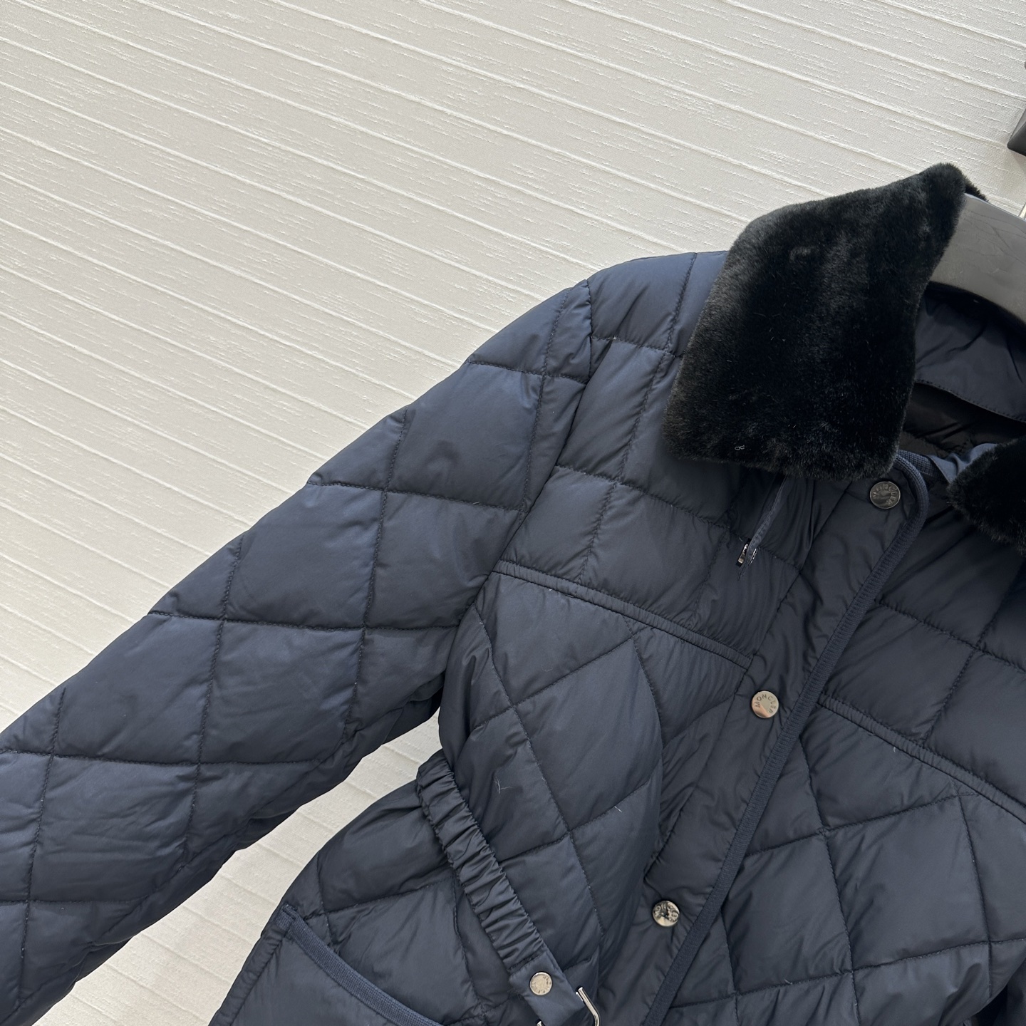 独家首发❤️代购爆款Monc*秋冬新品，菱形绗缝轻薄款羽绒服外套，毛领可拆卸。经典H版型演绎秋冬叠搭造型