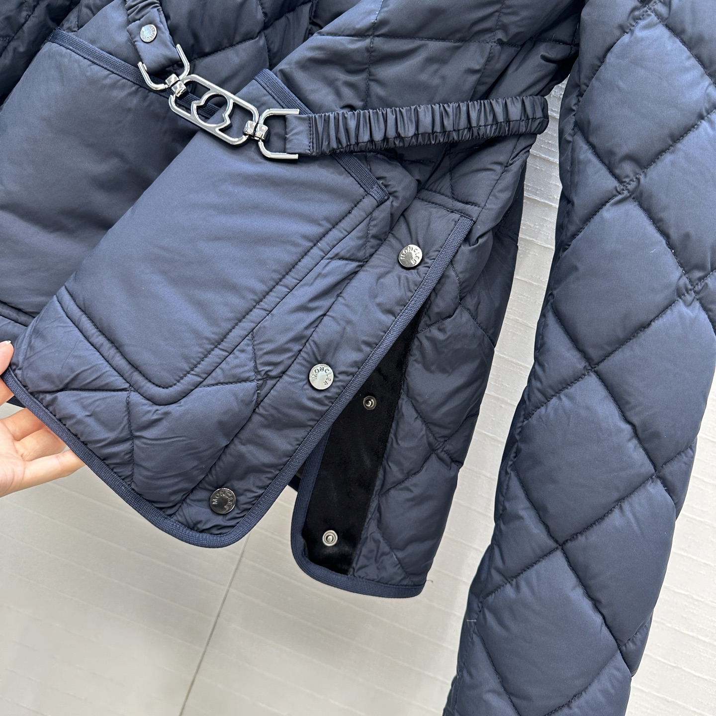 独家首发❤️代购爆款Monc*秋冬新品，菱形绗缝轻薄款羽绒服外套，毛领可拆卸。经典H版型演绎秋冬叠搭造型