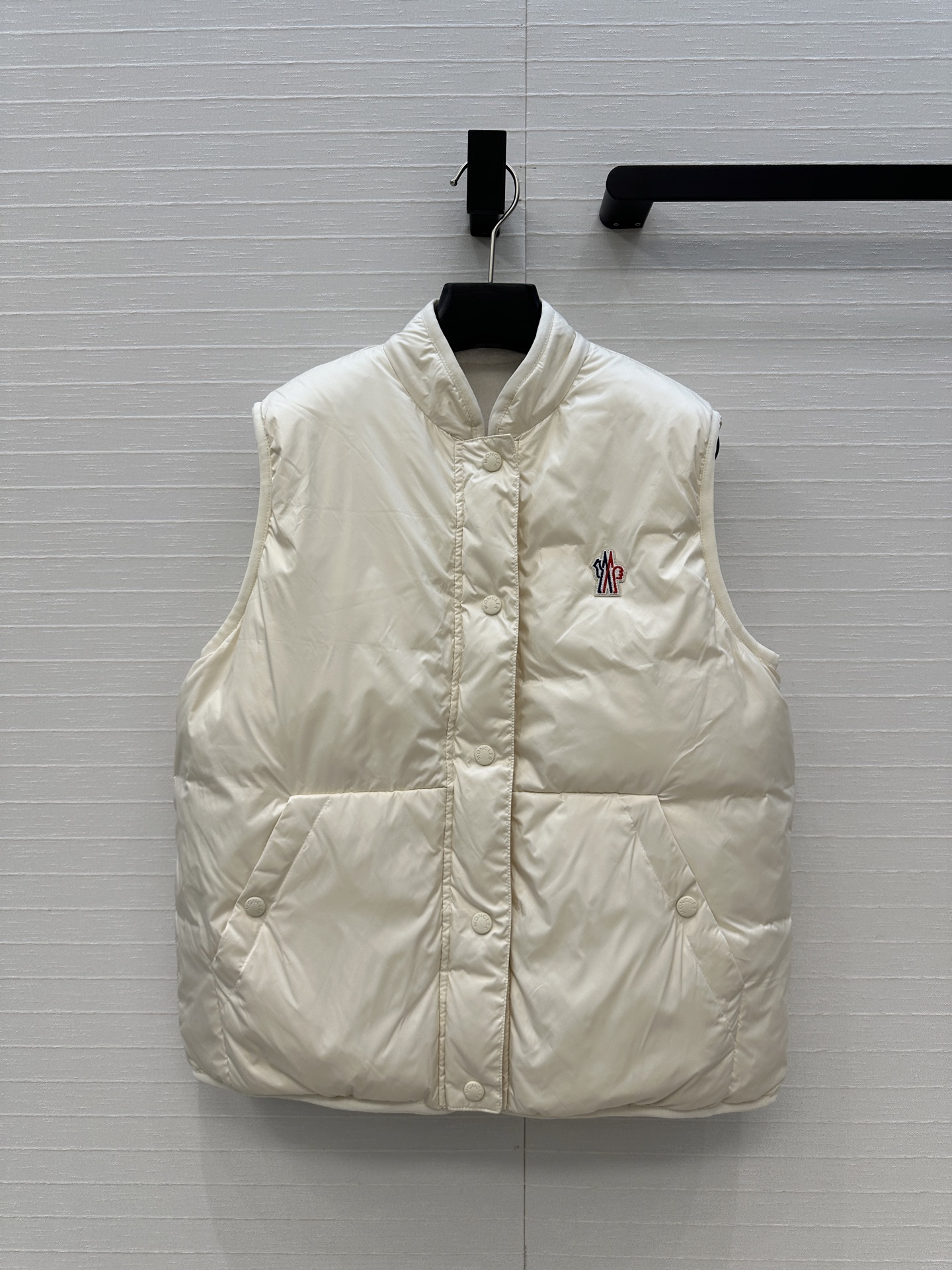 “Women’s One-Size-Fits-All Outfit with Gilet-Flush Vest and Memory Line – Fashionable and Comfortable!”
