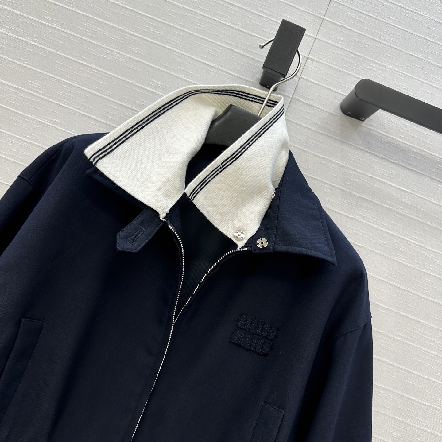 强烈推荐❤️miu系少女穿搭！知性分子学院风落肩短款夹克外套！撞色罗纹翻领拼接可拆卸设计，甜酷兼备减龄穿