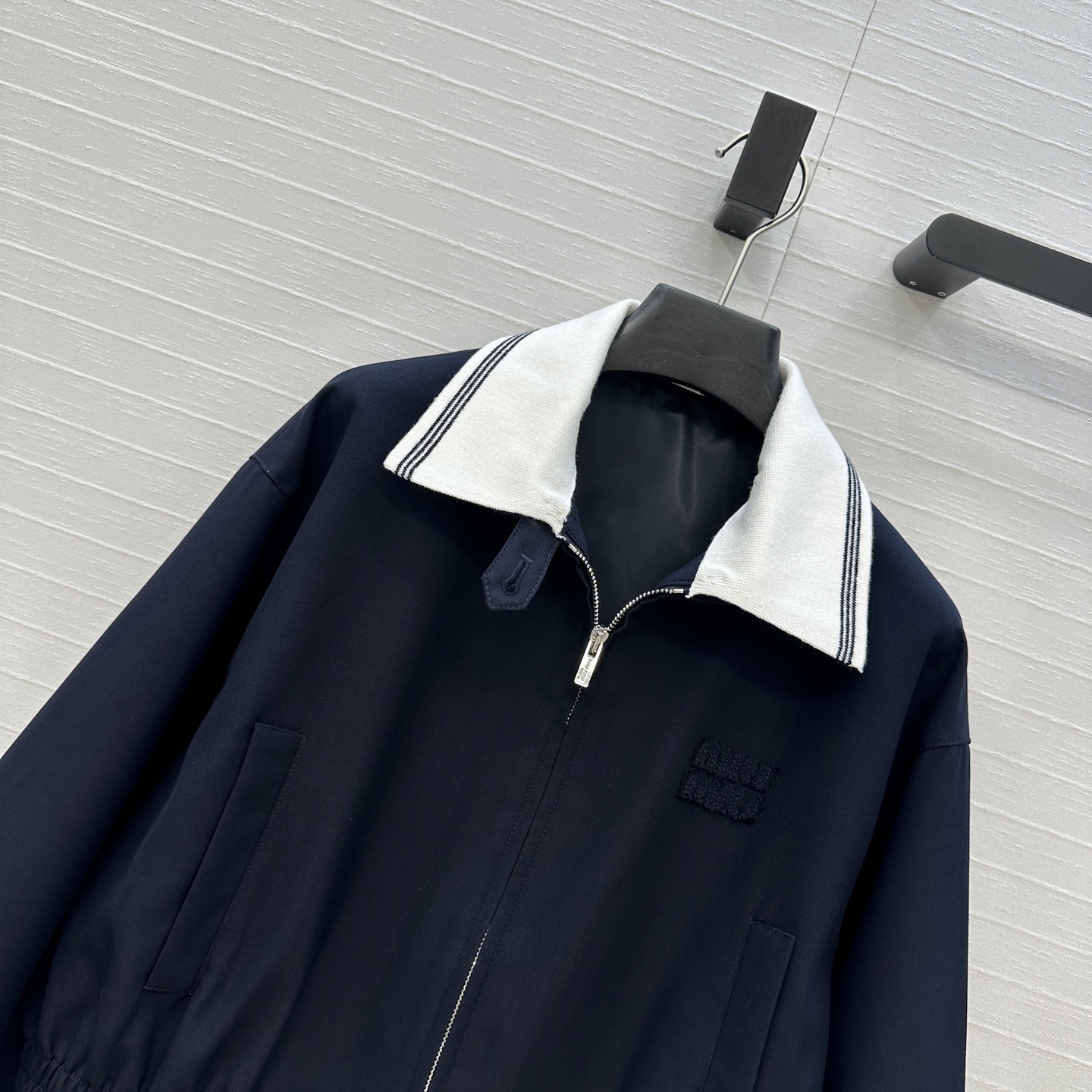 强烈推荐❤️miu系少女穿搭！知性分子学院风落肩短款夹克外套！撞色罗纹翻领拼接可拆卸设计，甜酷兼备减龄穿