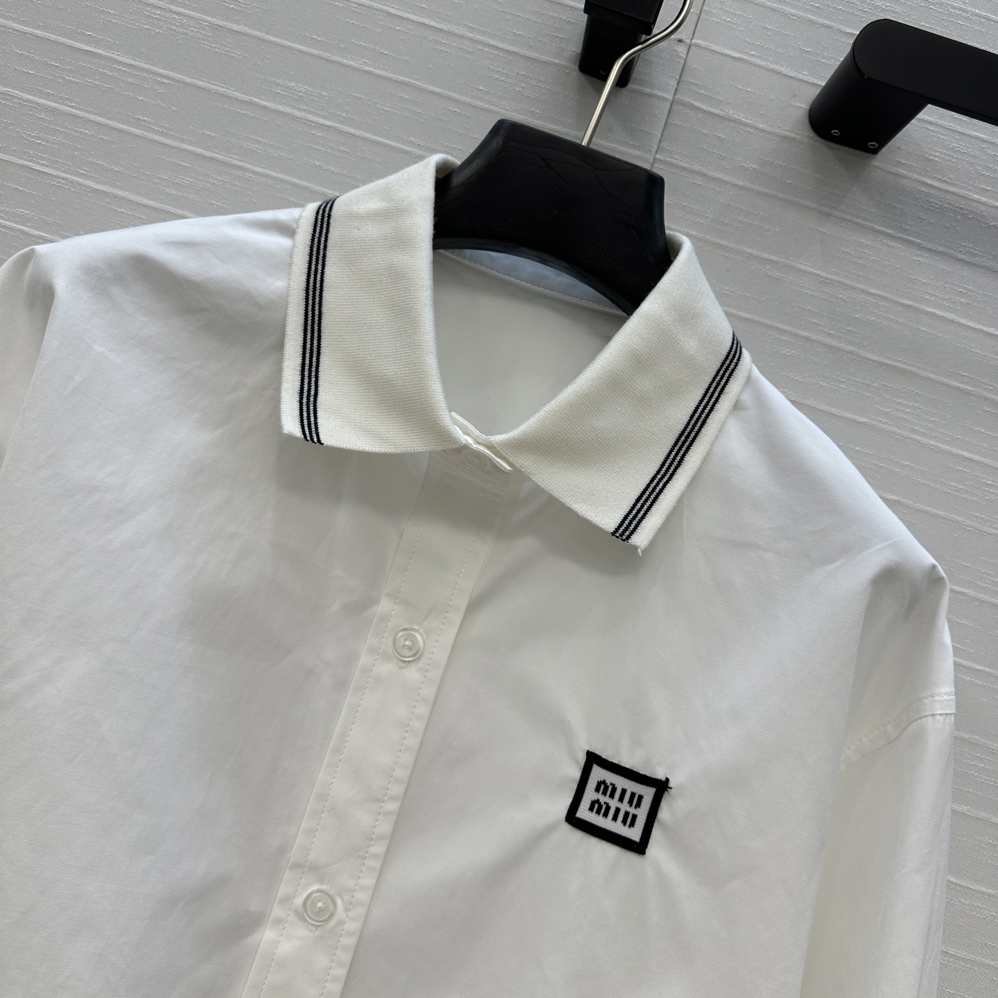 强烈推荐🌸miu系少女穿搭！知性分子学院风刺绣衬衫。撞色螺纹拼接翻领！H小短款甜酷兼备减龄穿搭。不挑人版