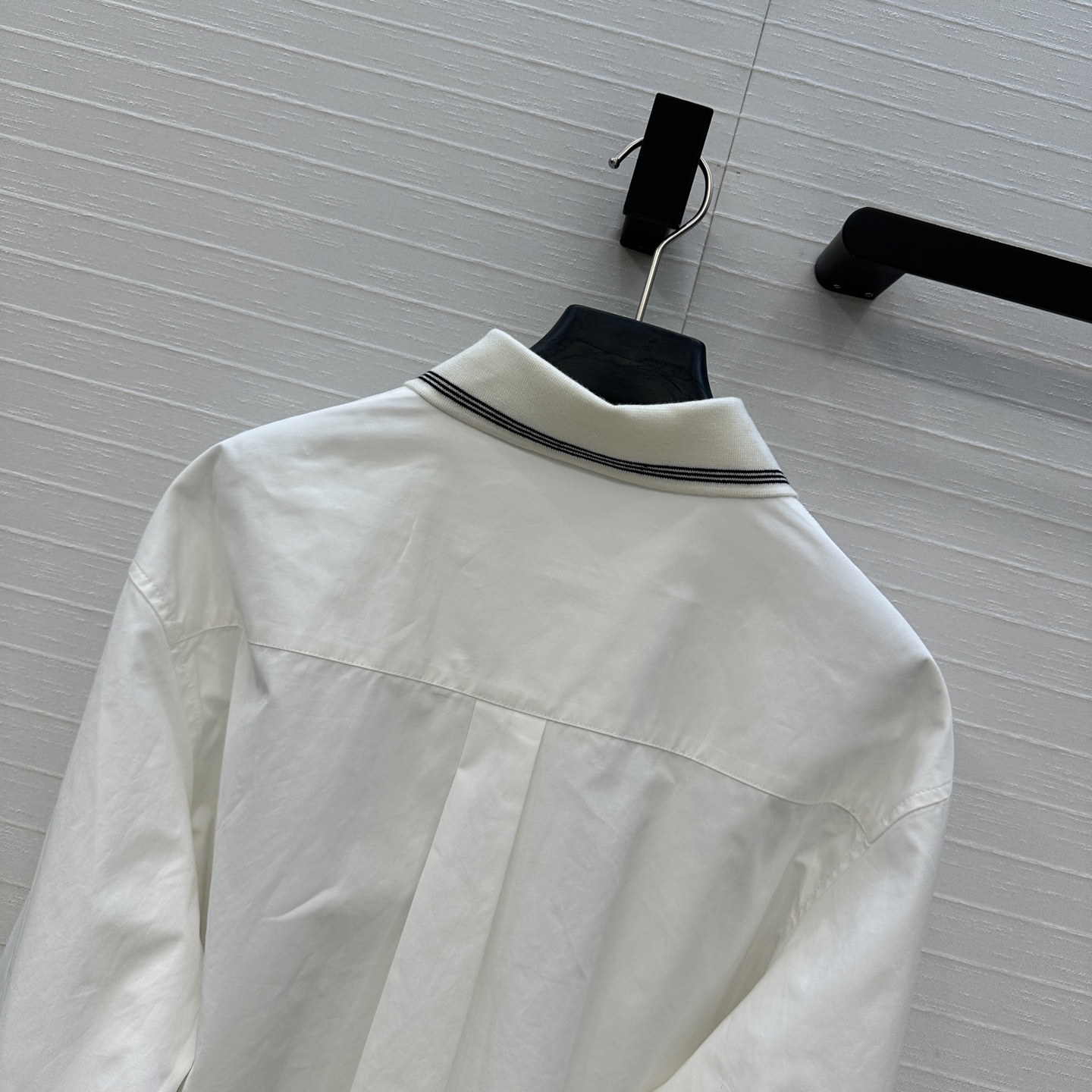 强烈推荐🌸miu系少女穿搭！知性分子学院风刺绣衬衫。撞色螺纹拼接翻领！H小短款甜酷兼备减龄穿搭。不挑人版