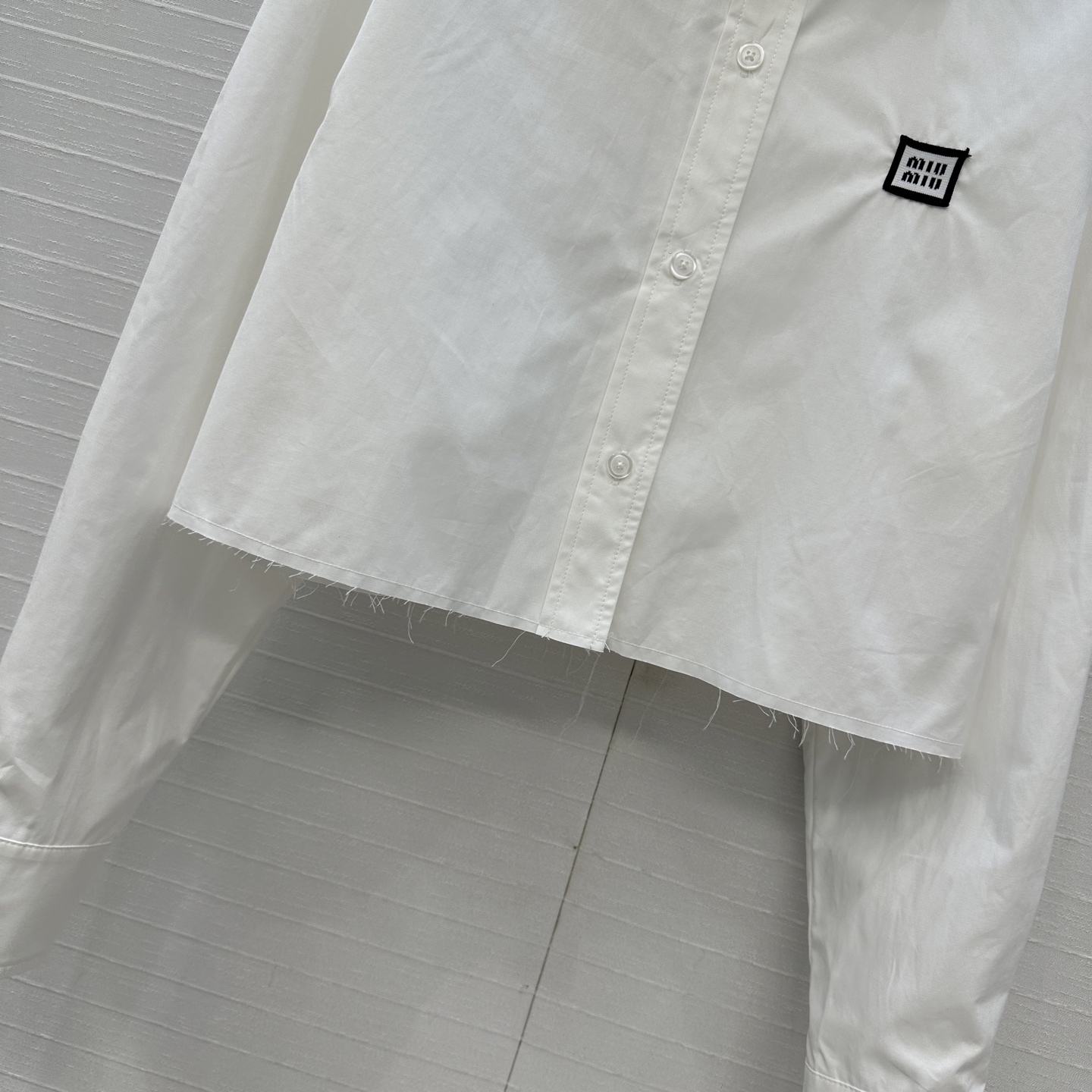 强烈推荐🌸miu系少女穿搭！知性分子学院风刺绣衬衫。撞色螺纹拼接翻领！H小短款甜酷兼备减龄穿搭。不挑人版