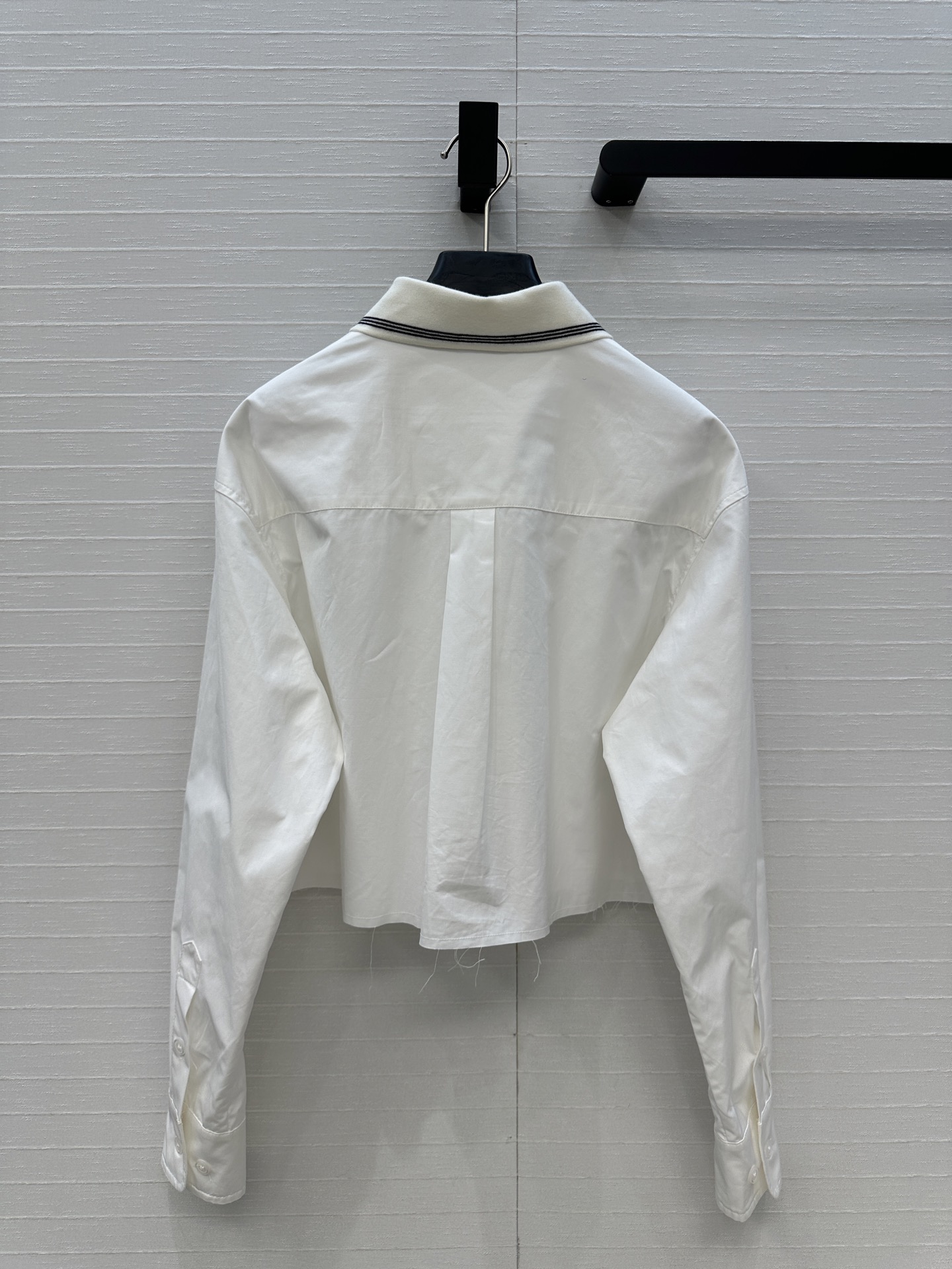 强烈推荐🌸miu系少女穿搭！知性分子学院风刺绣衬衫。撞色螺纹拼接翻领！H小短款甜酷兼备减龄穿搭。不挑人版