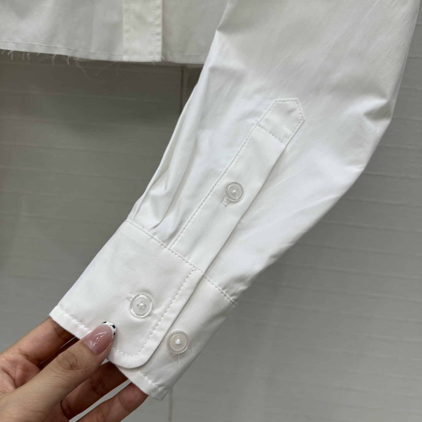 强烈推荐🌸miu系少女穿搭！知性分子学院风刺绣衬衫。撞色螺纹拼接翻领！H小短款甜酷兼备减龄穿搭。不挑人版