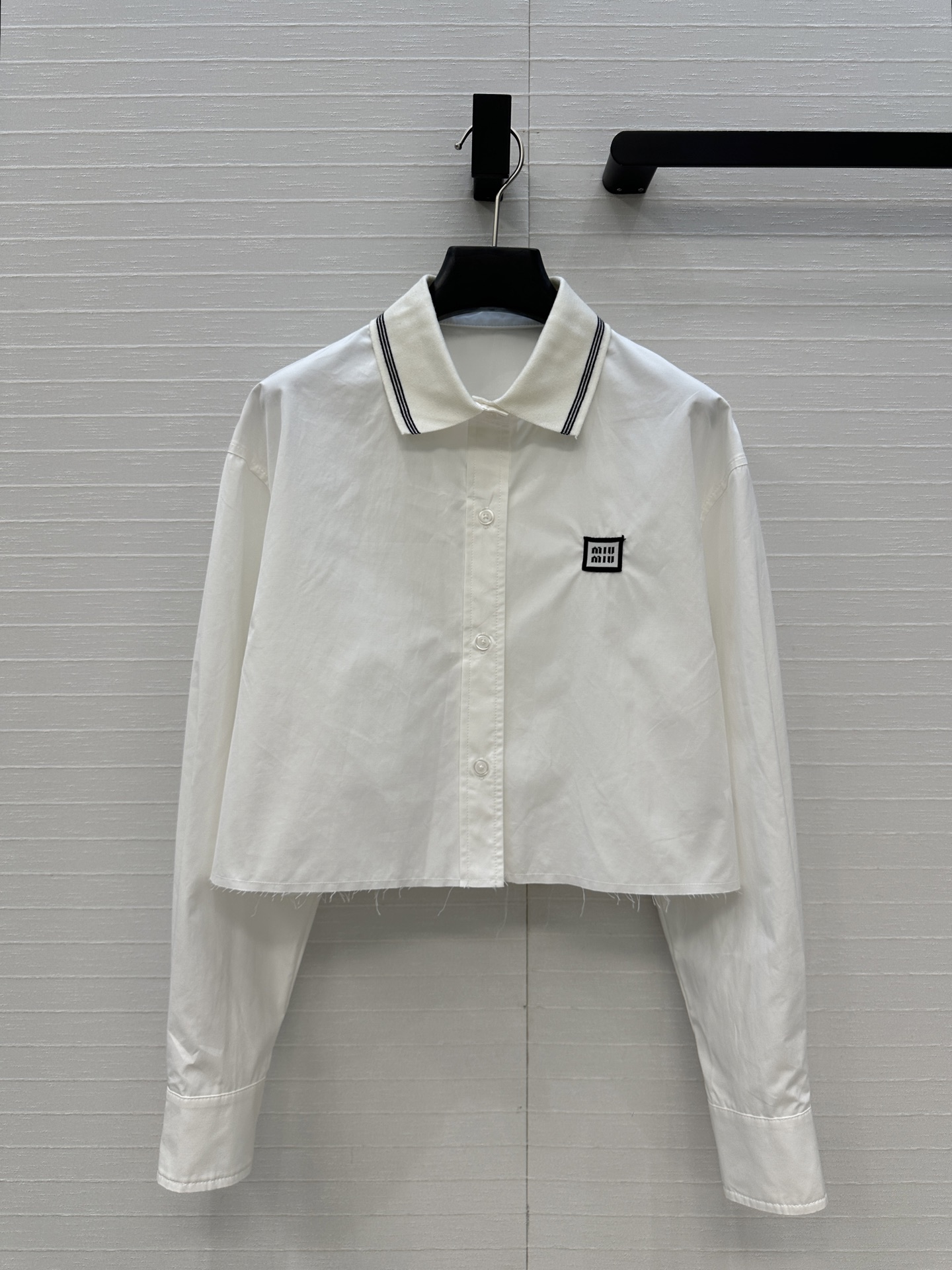 强烈推荐🌸miu系少女穿搭！知性分子学院风刺绣衬衫。撞色螺纹拼接翻领！H小短款甜酷兼备减龄穿搭。不挑人版